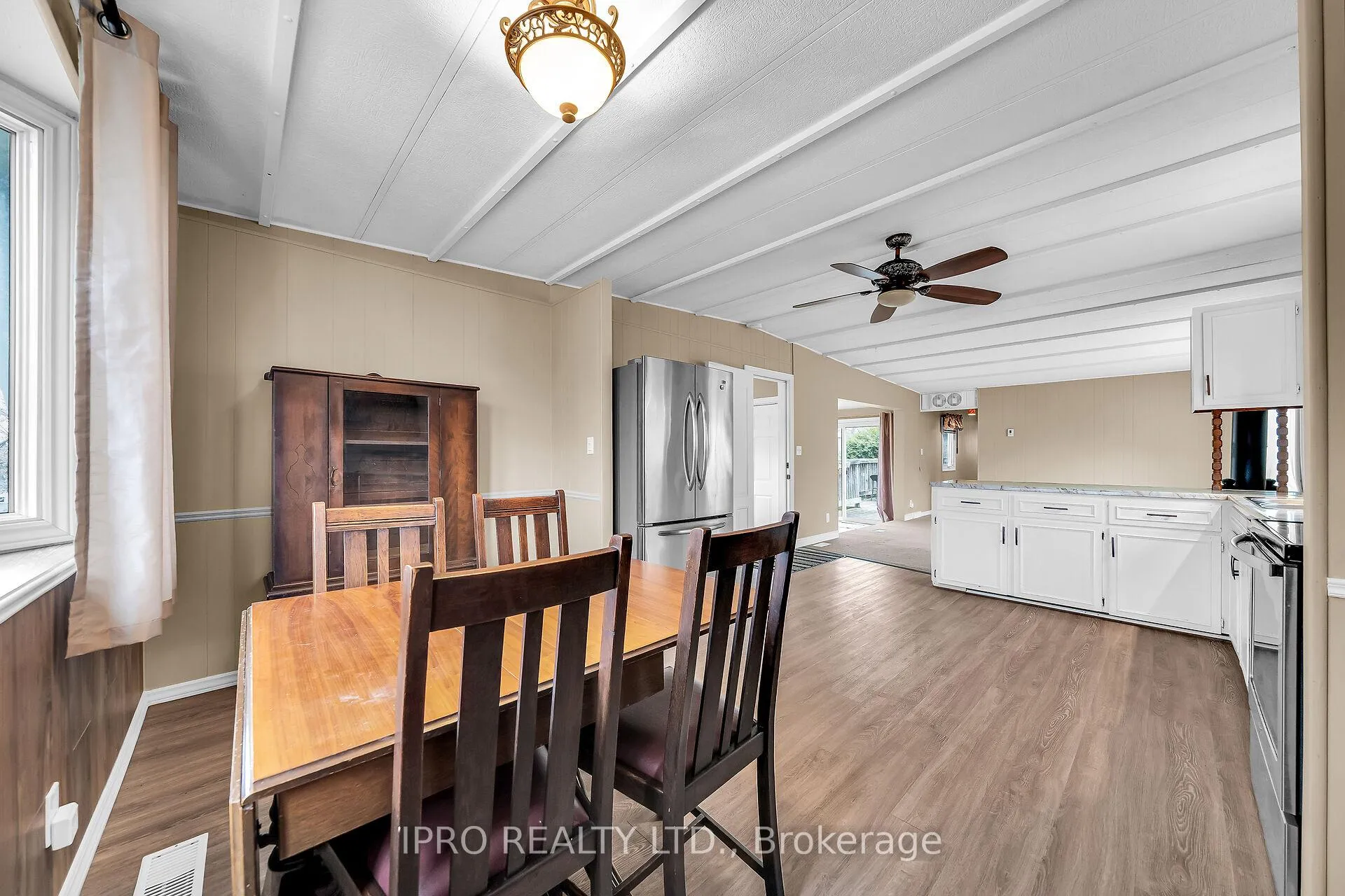 Photo 8 of 137 Maple Crescent, Hamilton, Rural Flamborough — HOMEH