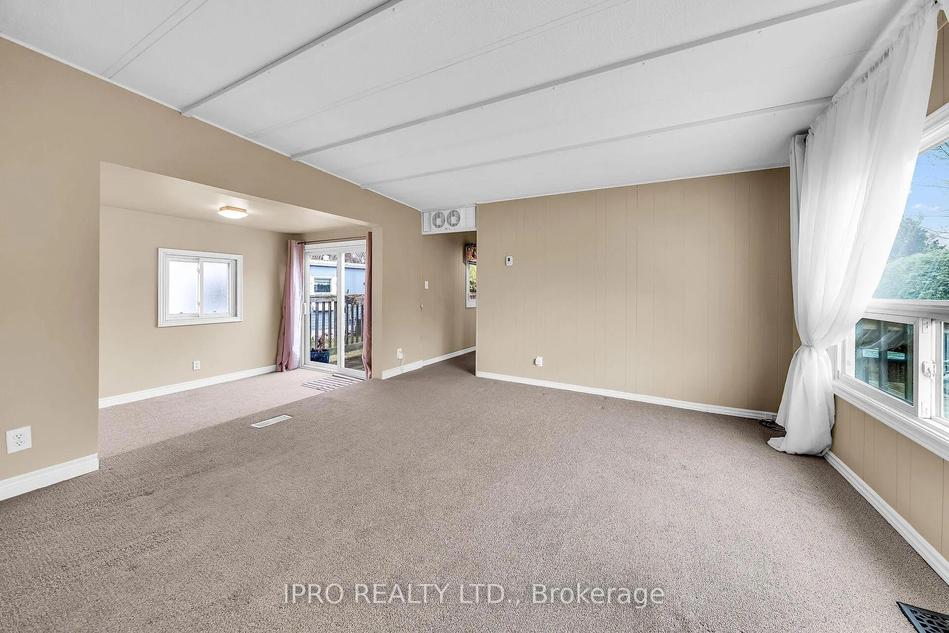 Photo 10 of 137 Maple Crescent, Hamilton, Rural Flamborough — HOMEH