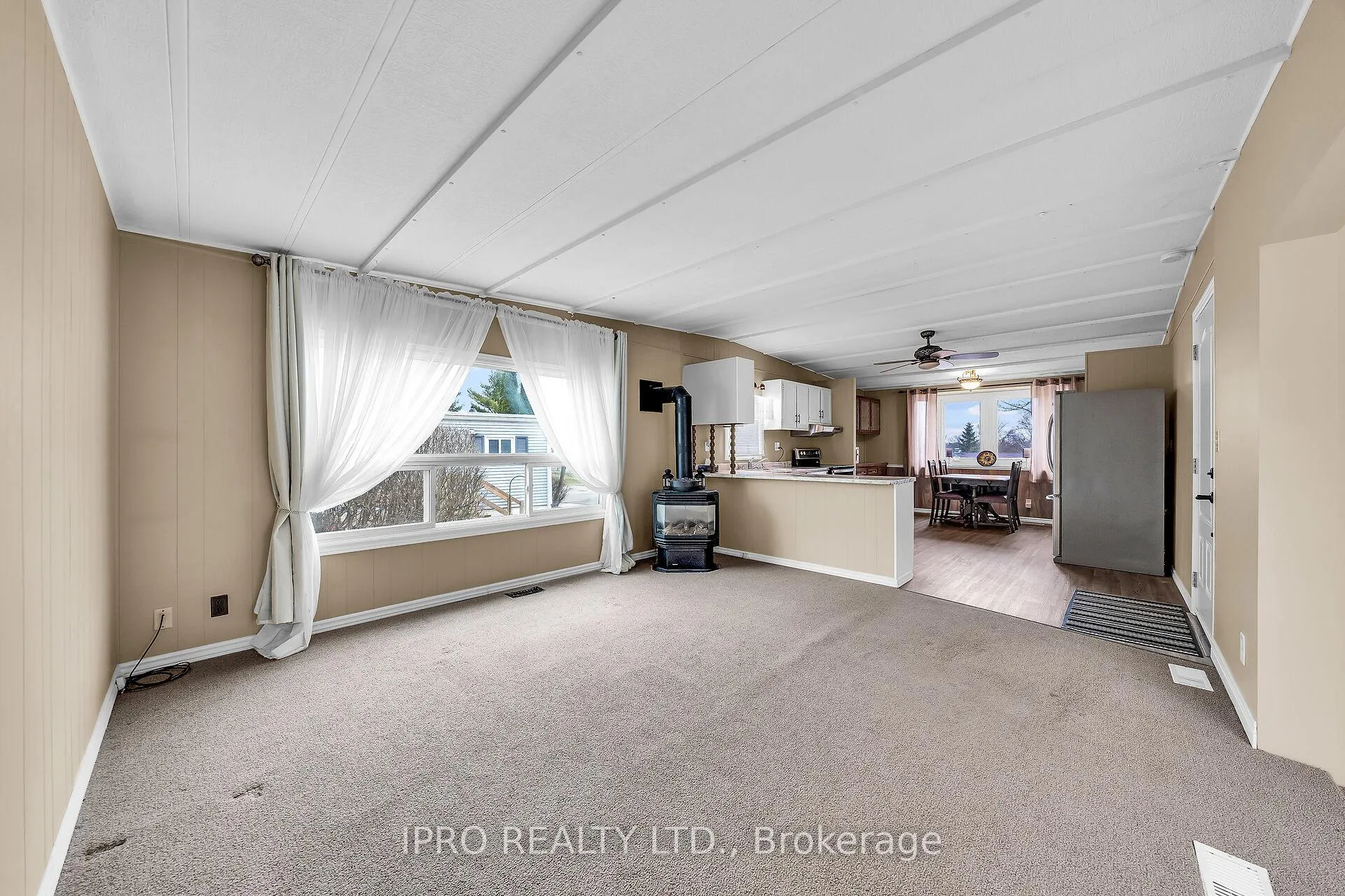 Photo 11 of 137 Maple Crescent, Hamilton, Rural Flamborough — HOMEH