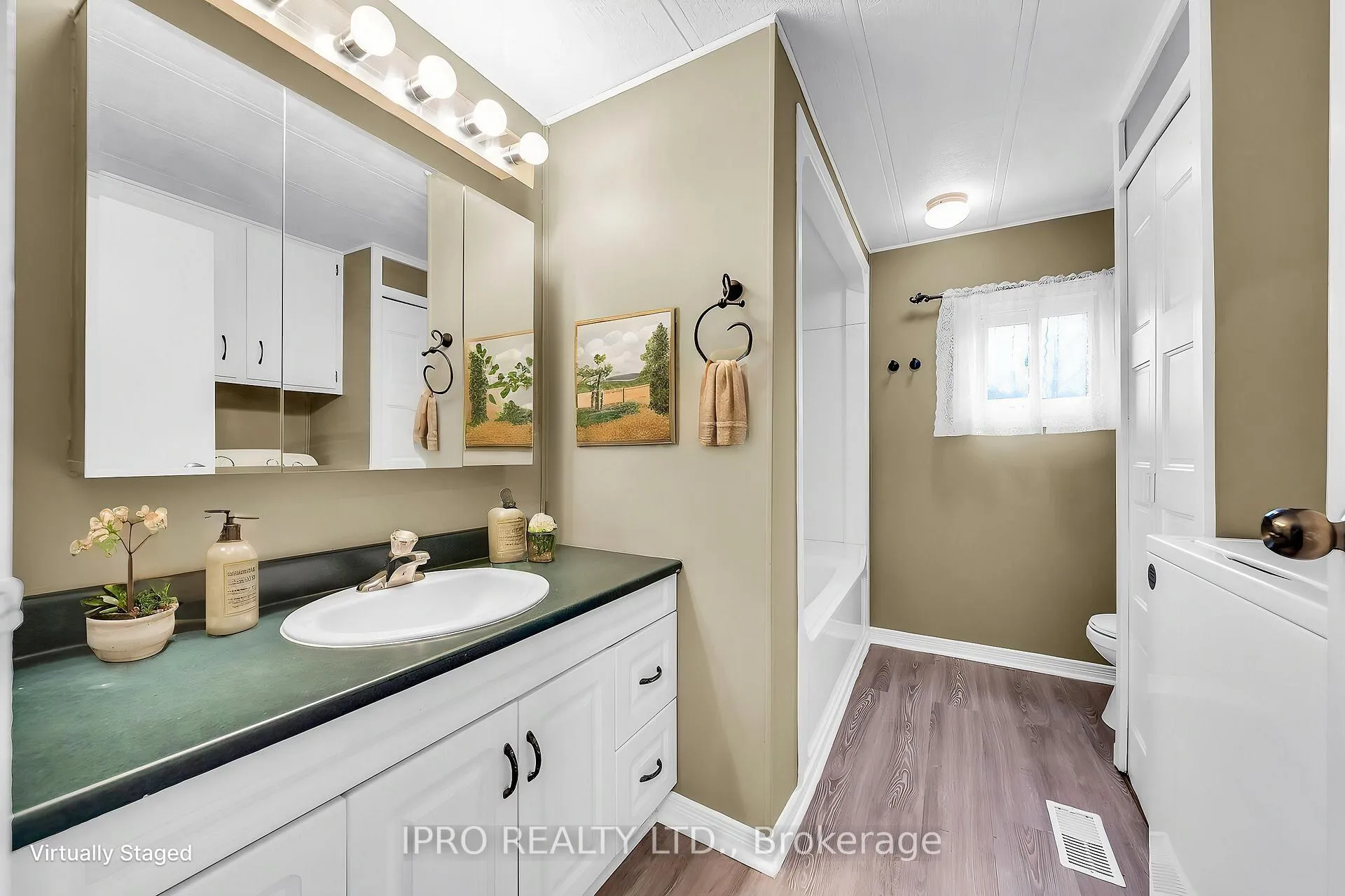 Photo 15 of 137 Maple Crescent, Hamilton, Rural Flamborough — HOMEH