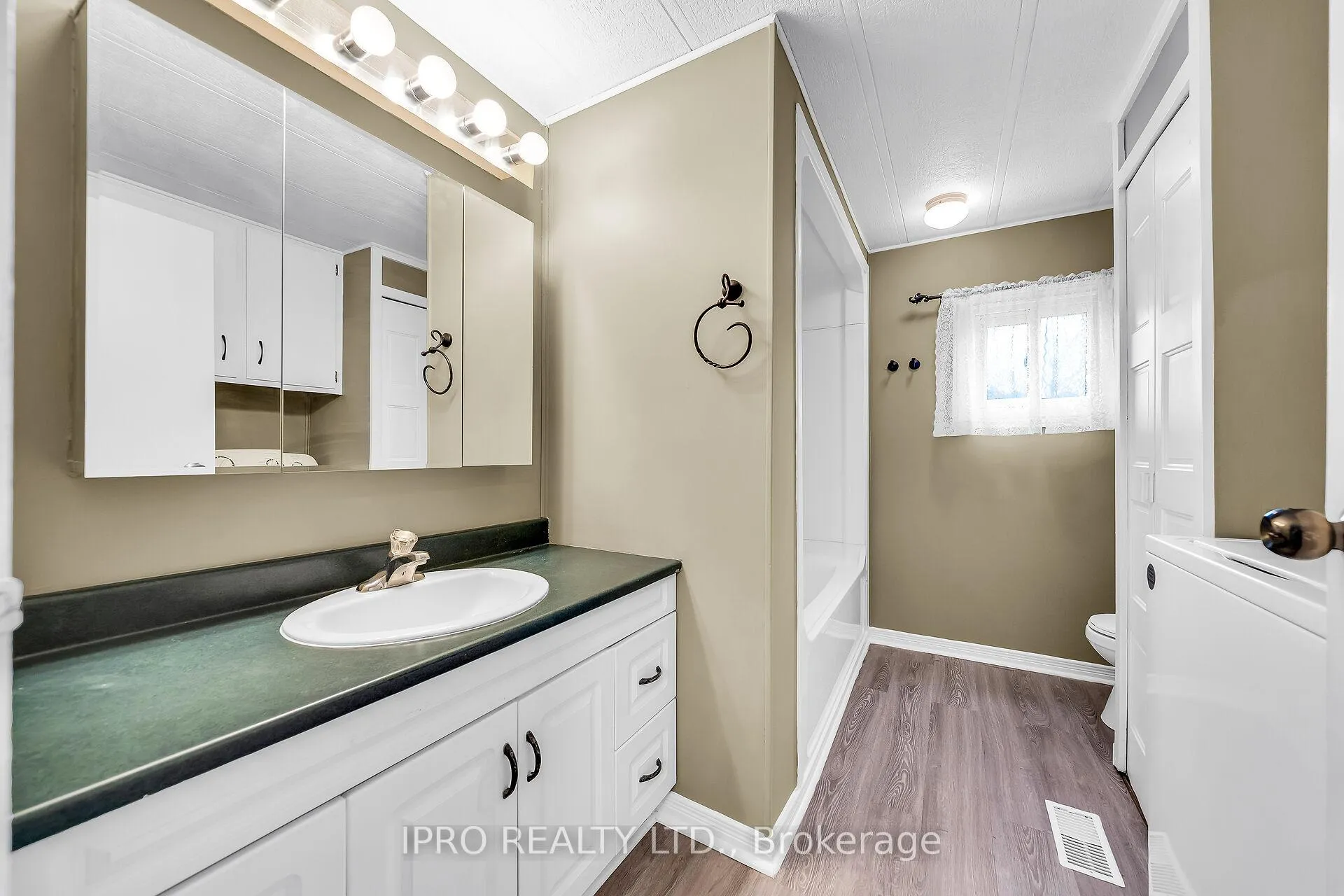 Photo 16 of 137 Maple Crescent, Hamilton, Rural Flamborough — HOMEH