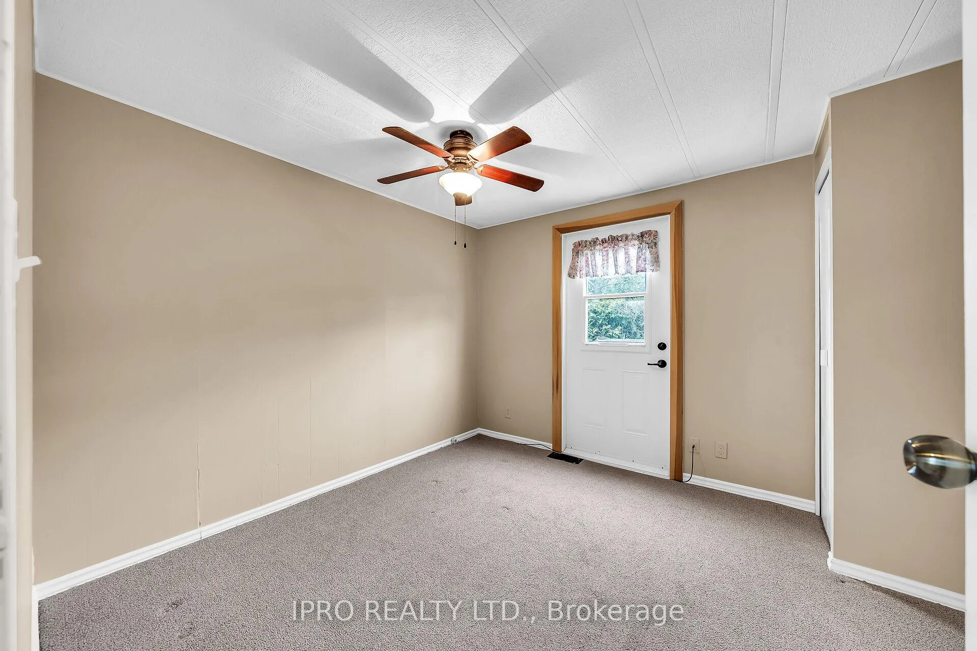 Photo 18 of 137 Maple Crescent, Hamilton, Rural Flamborough — HOMEH