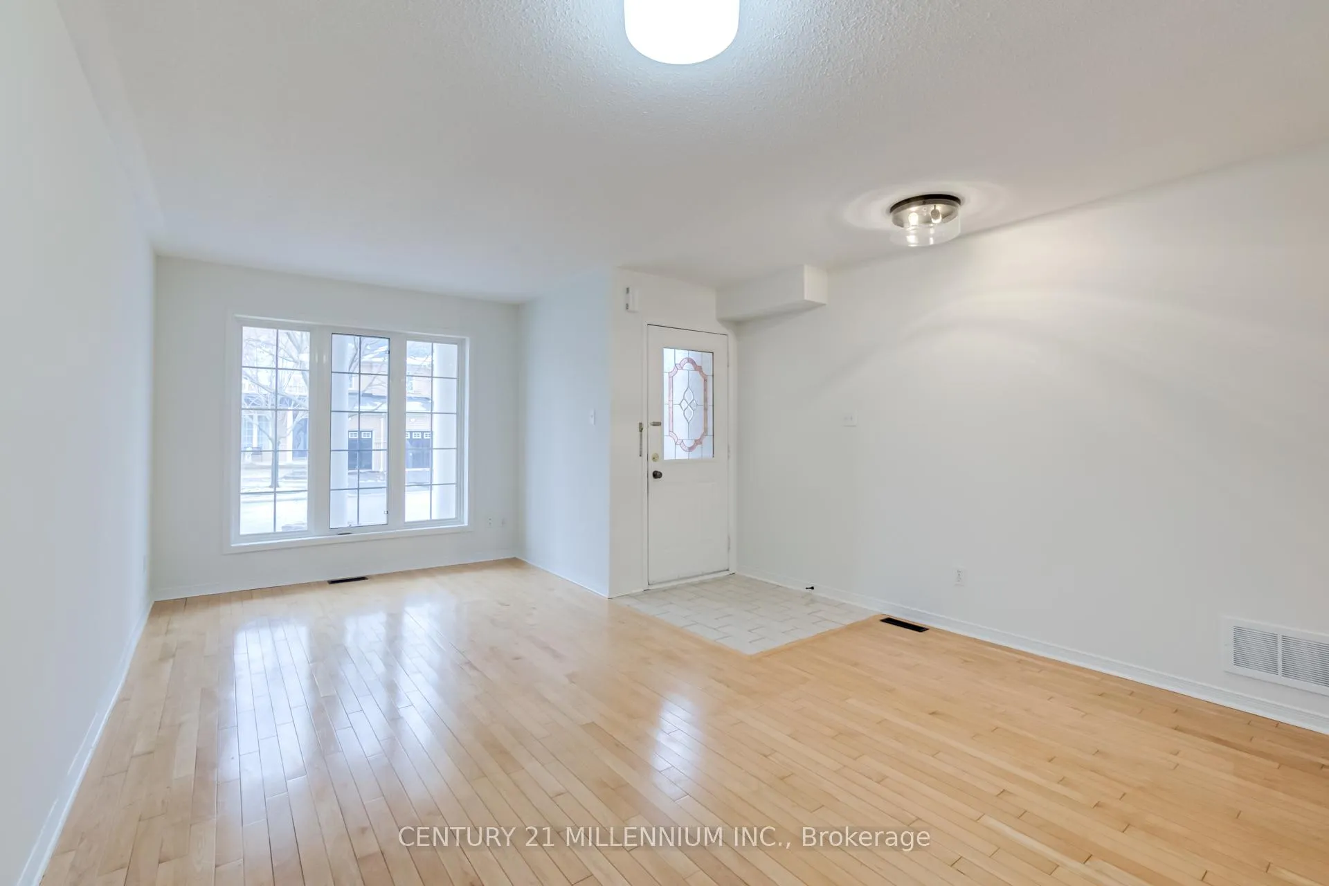 Photo 5 of 118 Timberwolf Crescent, Vaughan, Vellore Village — HOMEH