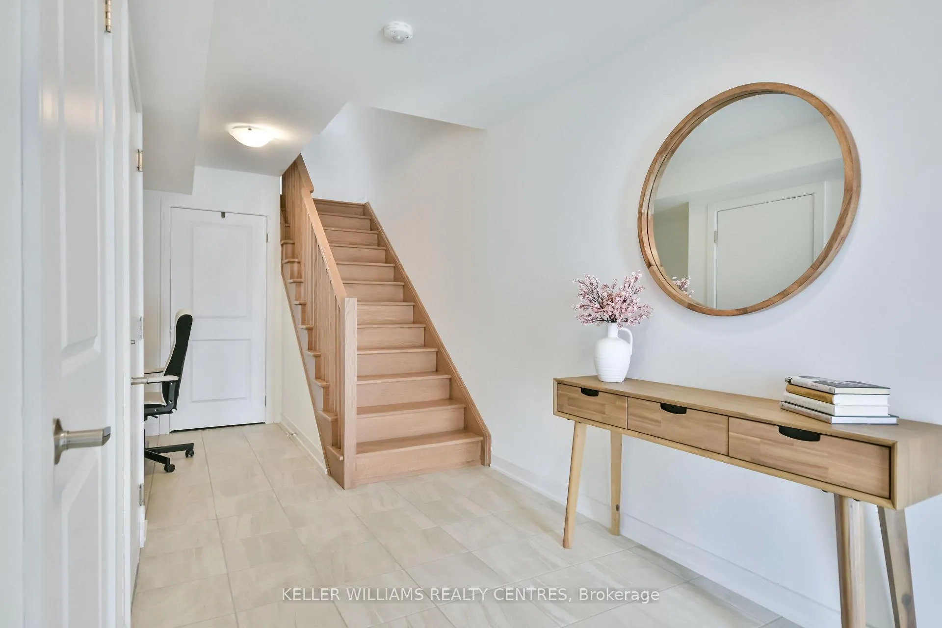 Photo 4 of 31 Spry Lane, Barrie, Innis-Shore — HOMEH