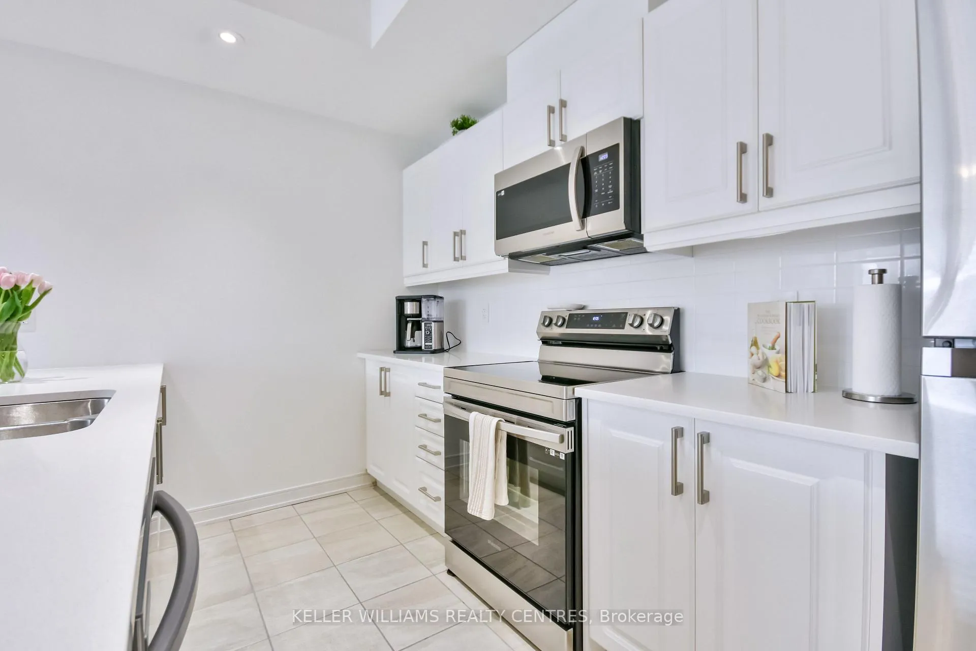 Photo 14 of 31 Spry Lane, Barrie, Innis-Shore — HOMEH