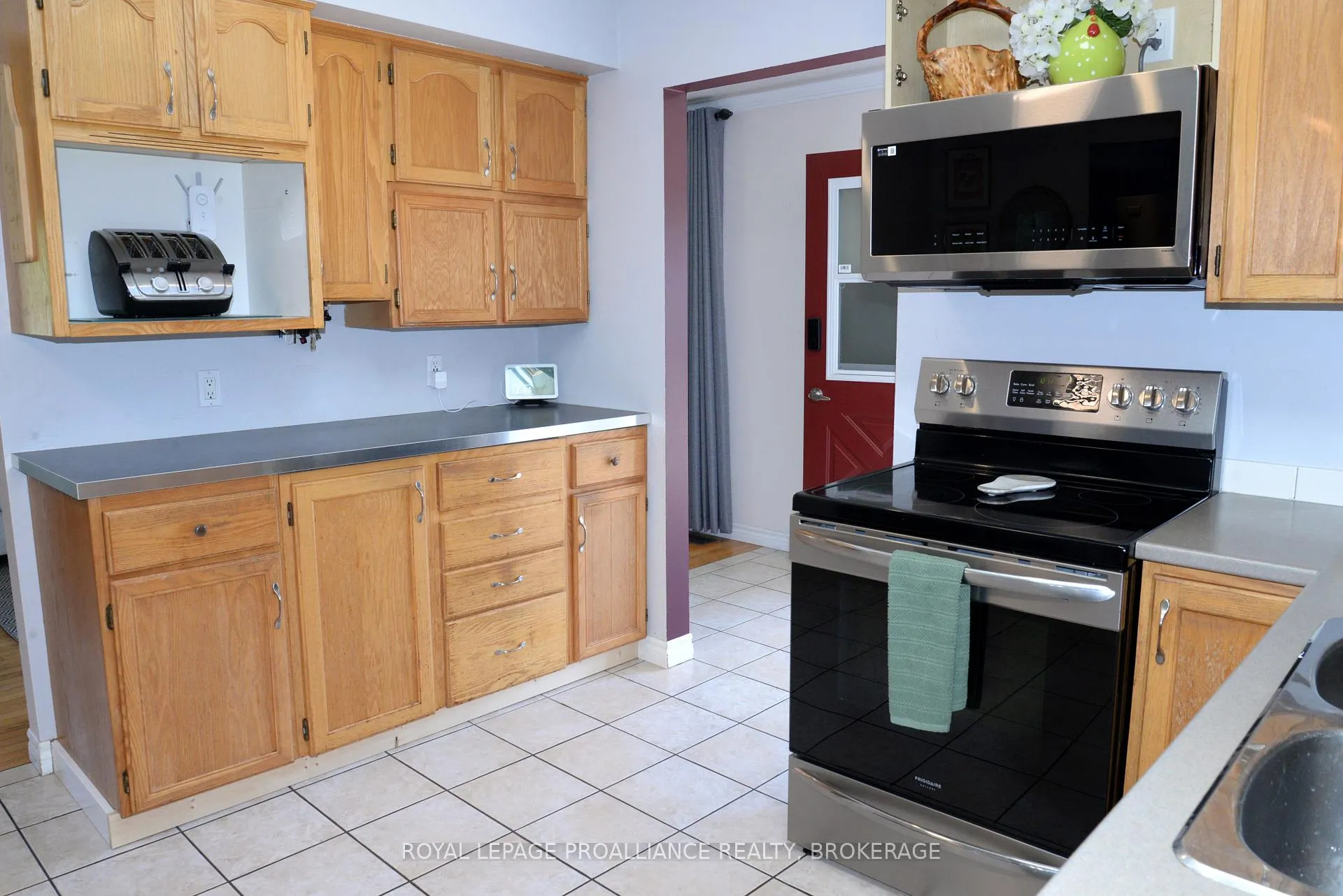Photo 11 of 235 Amherst Drive, Loyalist, Amherstview — HOMEH