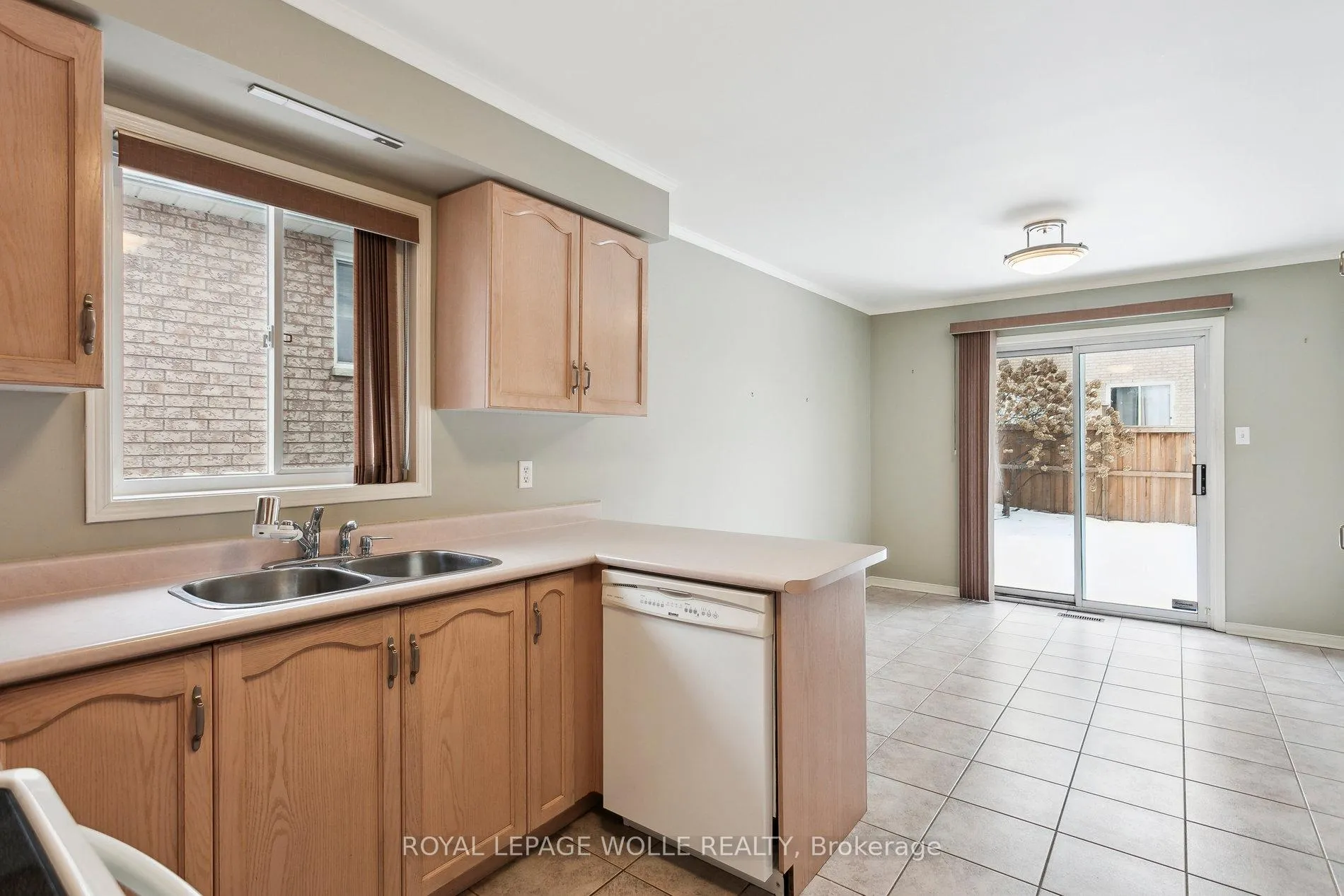 Photo 10 of 165 Cresthaven Road, Brampton, Snelgrove — HOMEH