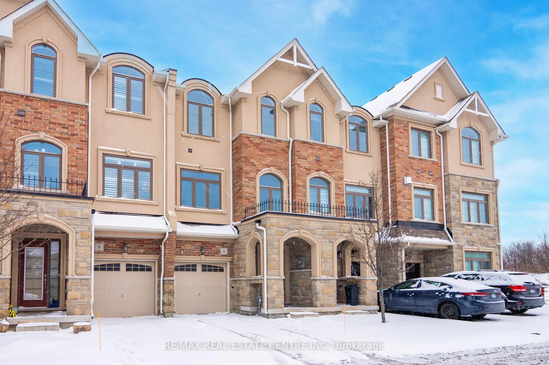 Photo 2 of 6 Borers Creek Circle S, Hamilton, Waterdown — HOMEH