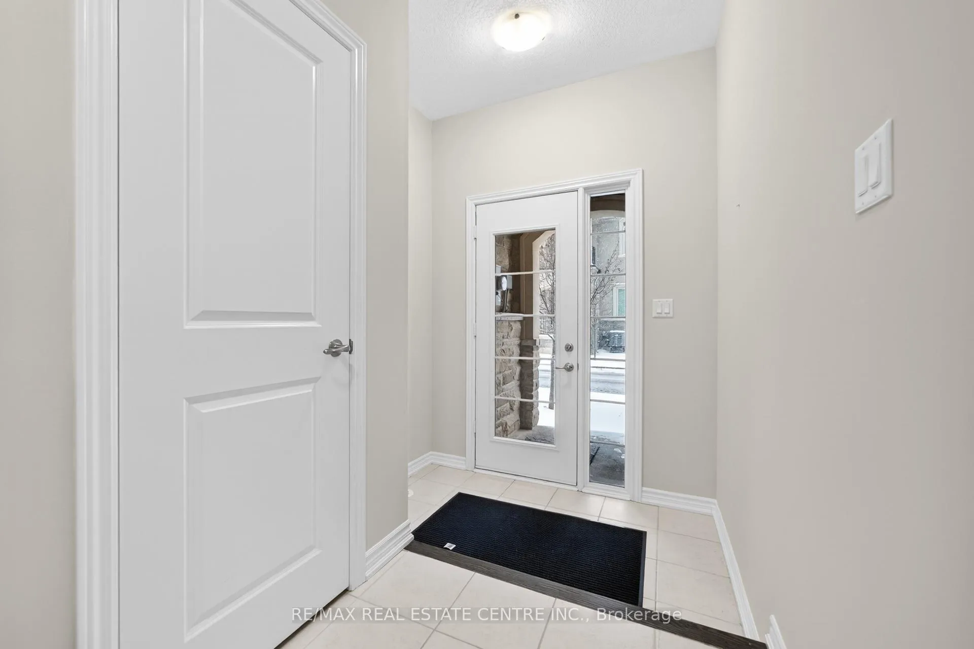 Photo 4 of 6 Borers Creek Circle S, Hamilton, Waterdown — HOMEH