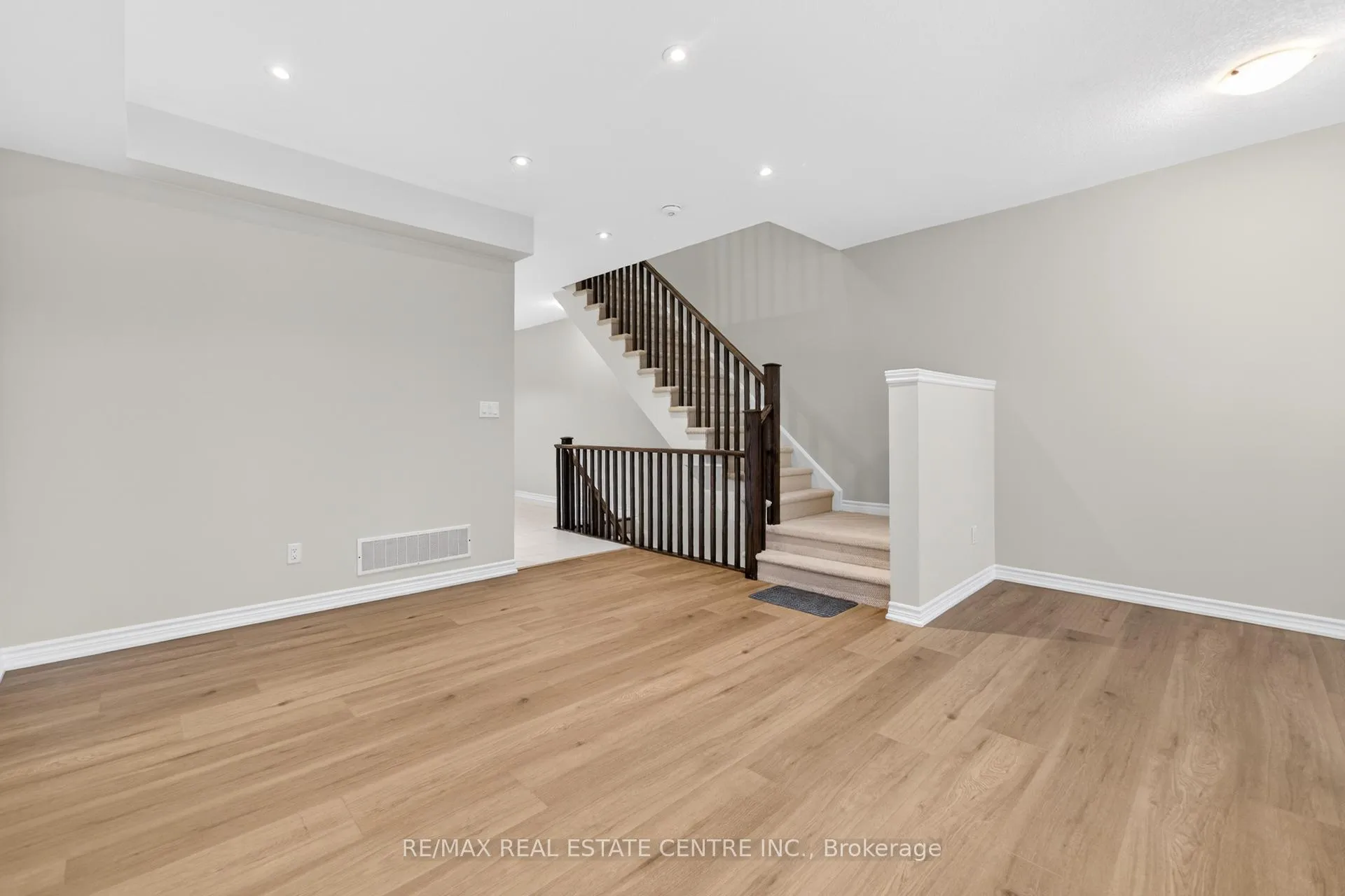 Photo 6 of 6 Borers Creek Circle S, Hamilton, Waterdown — HOMEH