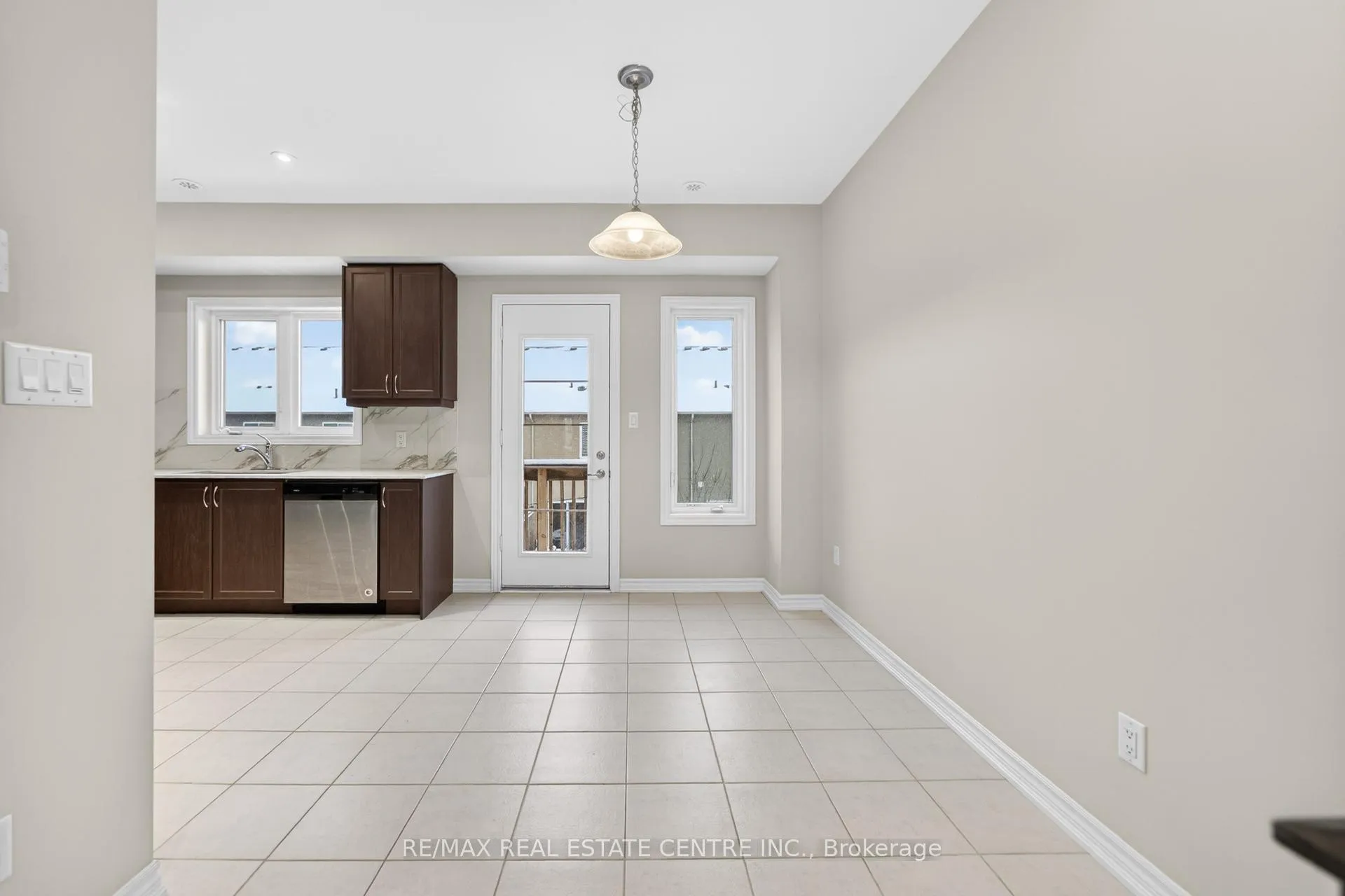 Photo 10 of 6 Borers Creek Circle S, Hamilton, Waterdown — HOMEH