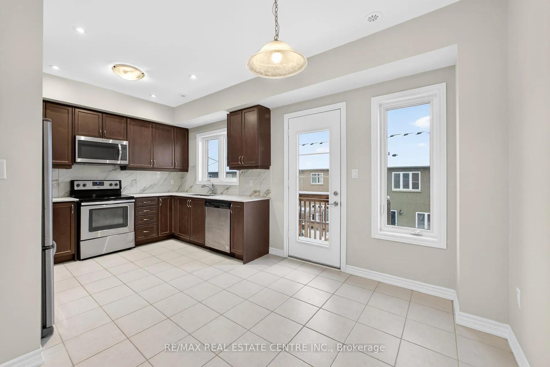 Photo 12 of 6 Borers Creek Circle S, Hamilton, Waterdown — HOMEH