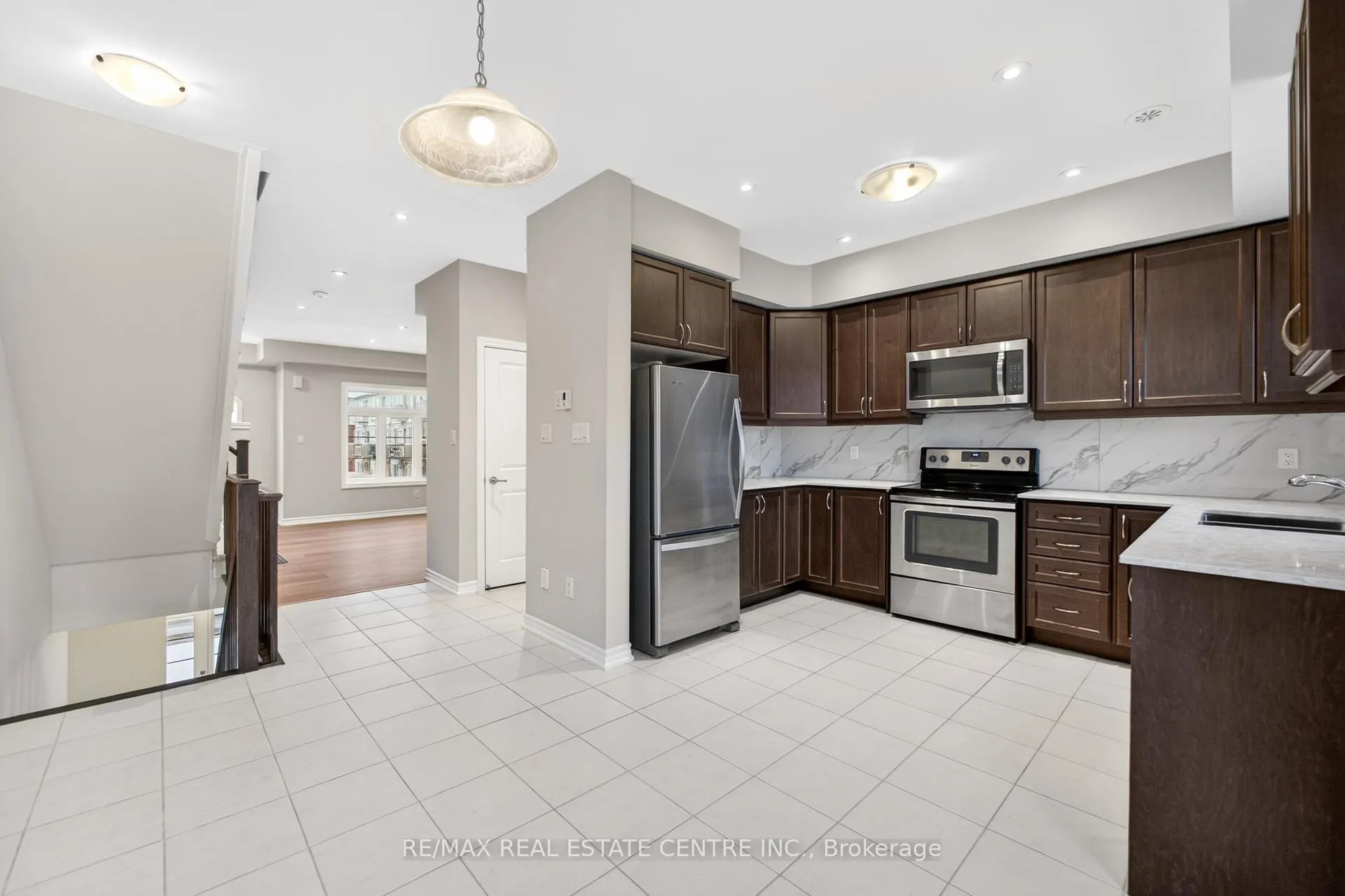 Photo 13 of 6 Borers Creek Circle S, Hamilton, Waterdown — HOMEH