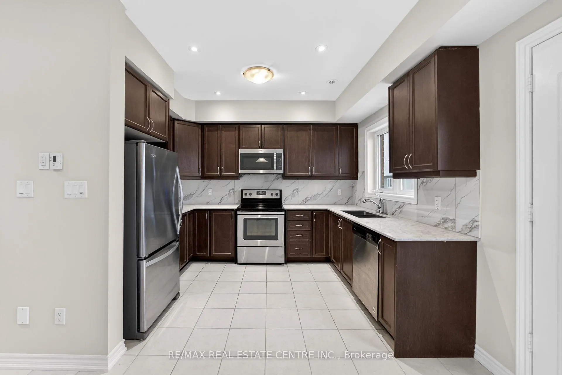 Photo 14 of 6 Borers Creek Circle S, Hamilton, Waterdown — HOMEH