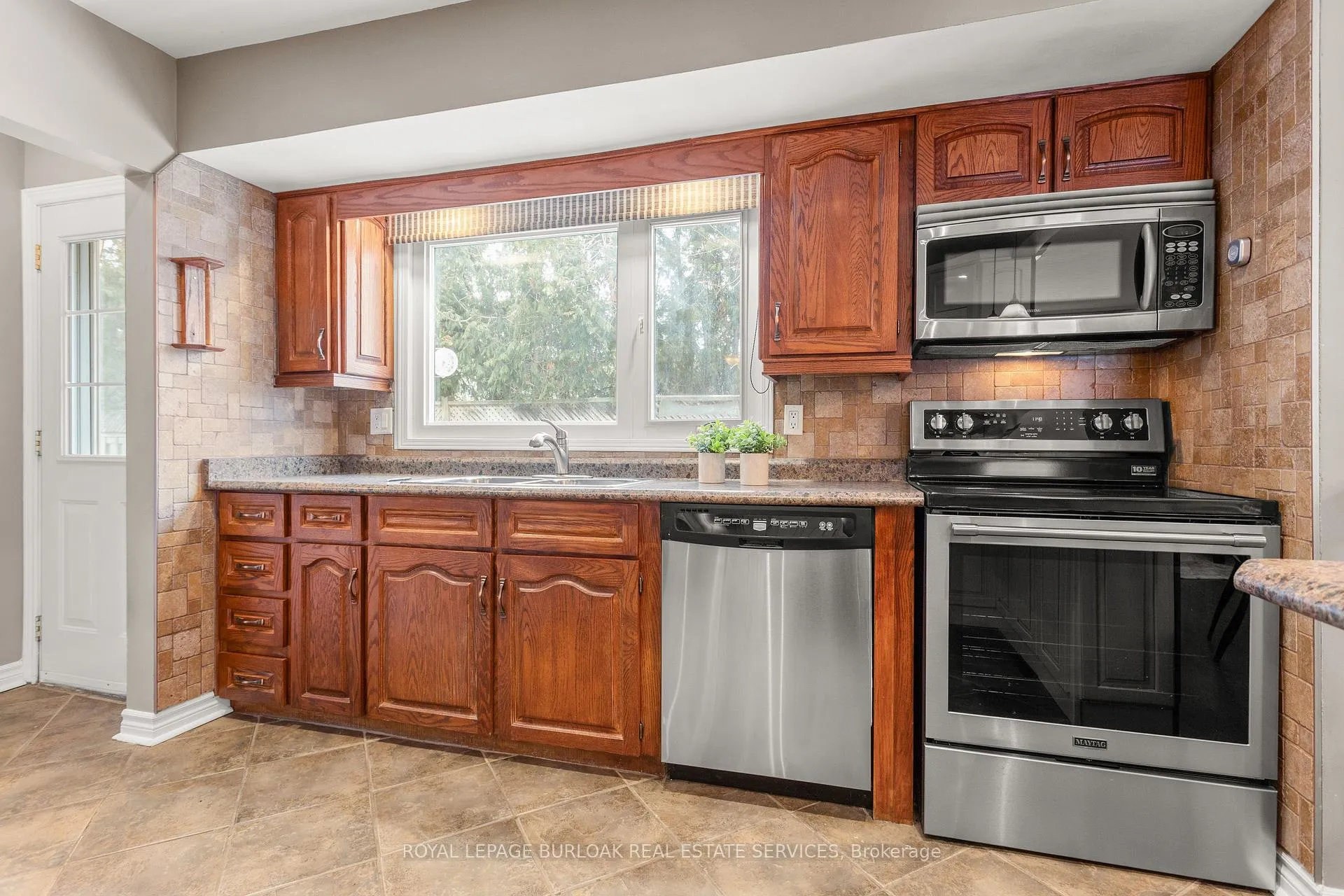 Photo 15 of 581 Braemore Road, Burlington, Roseland — HOMEH
