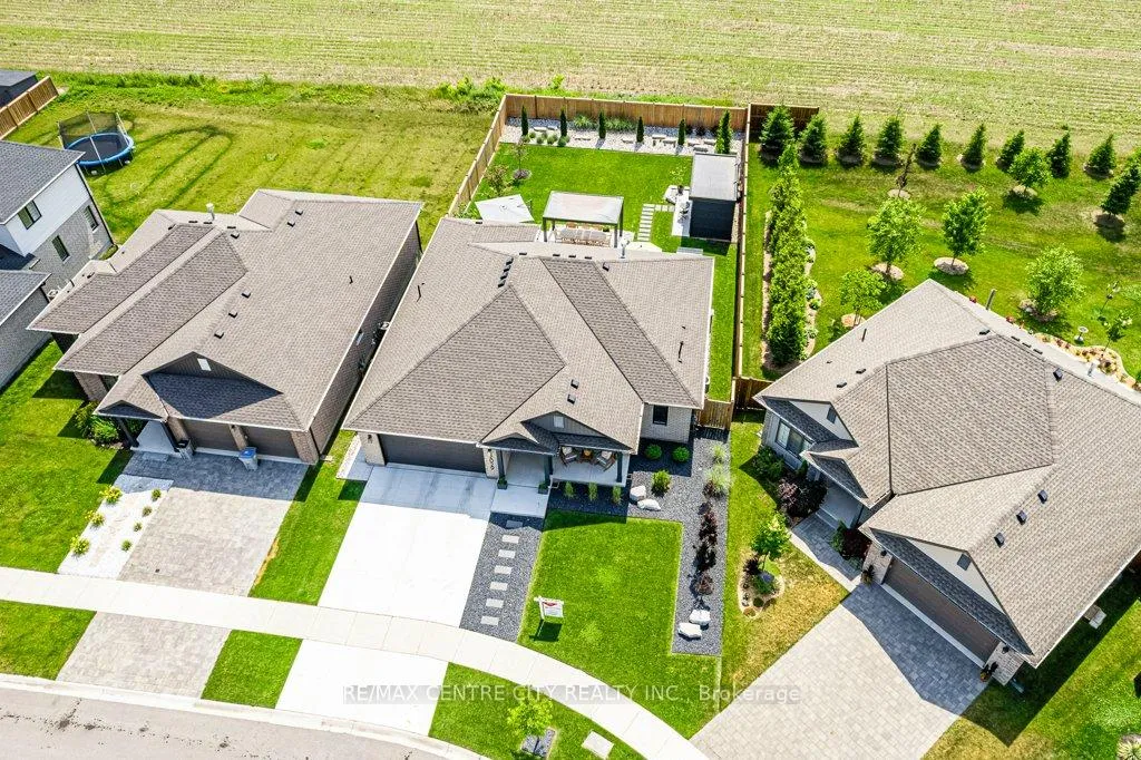 Photo 2 of 2029 Lockwood Crescent, Strathroy-Caradoc, Mount Brydges — HOMEH