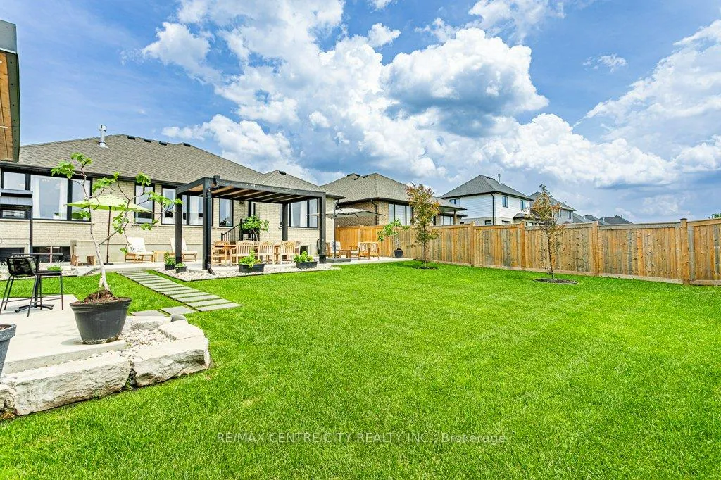 Photo 12 of 2029 Lockwood Crescent, Strathroy-Caradoc, Mount Brydges — HOMEH