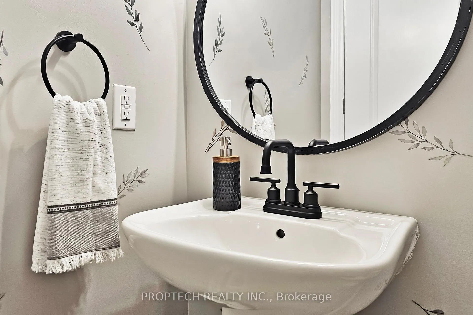 Photo 19 of 111 Barkerville Drive, Whitby, Rural Whitby — HOMEH