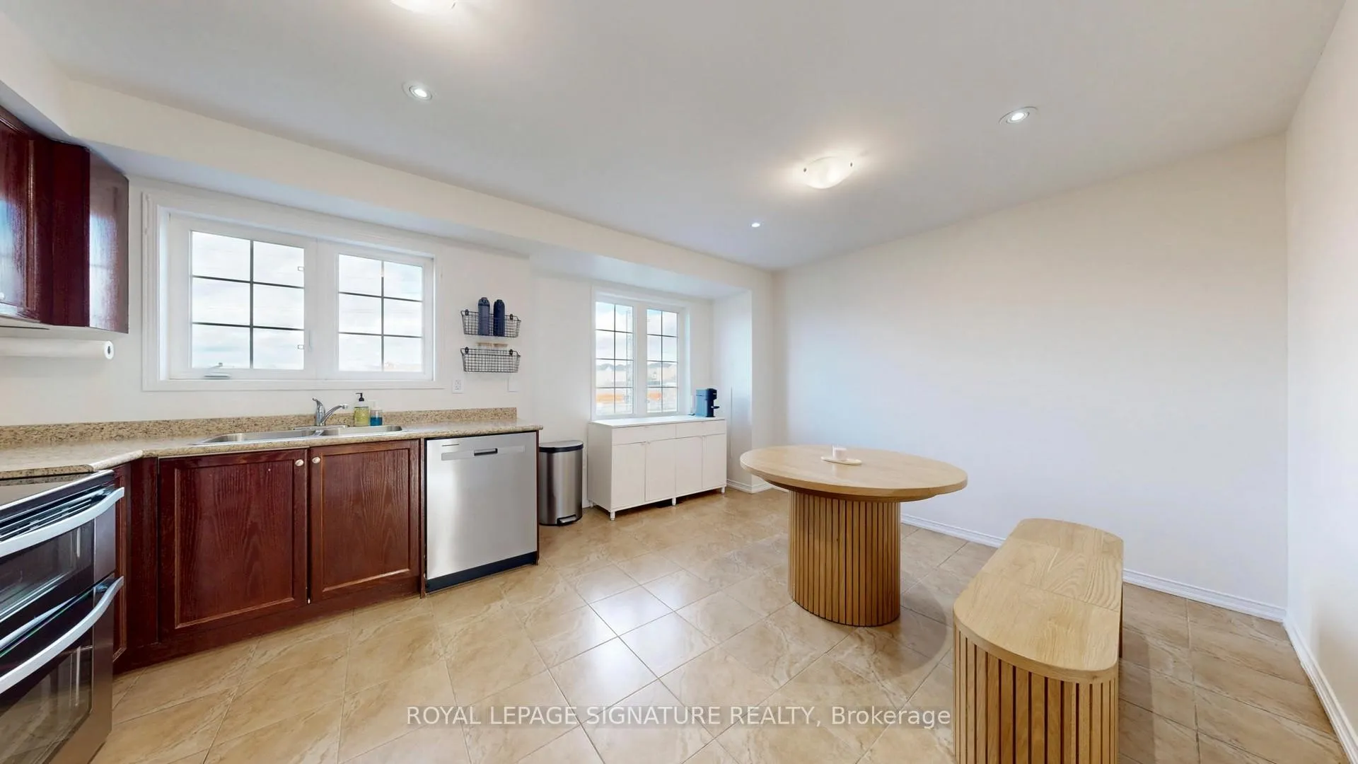Photo 14 of 459 Rossland Road E, Ajax, Central East — HOMEH