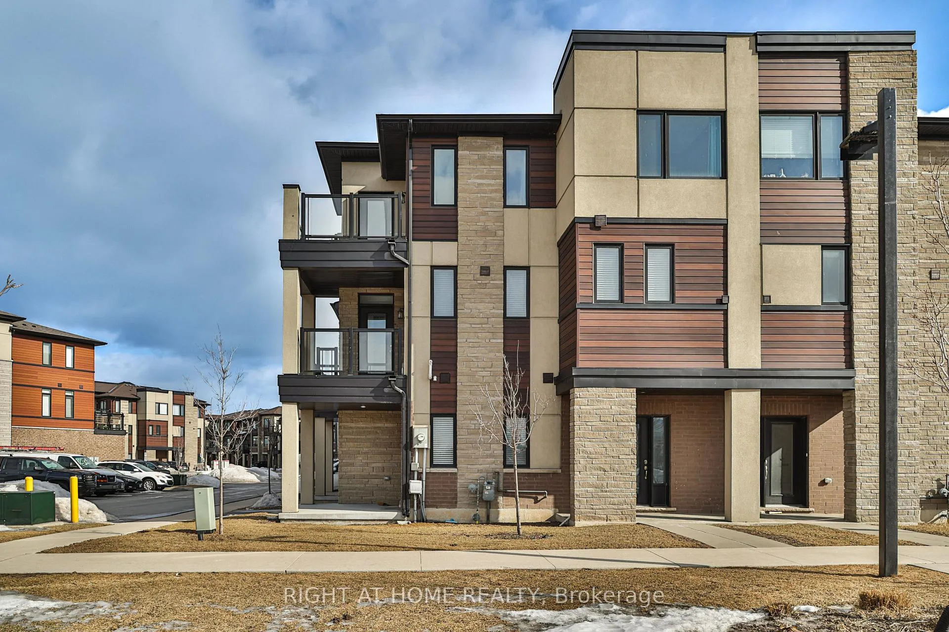 Photo 3 of Unit 102, 590 North Service Road, Hamilton, Lakeshore — HOMEH