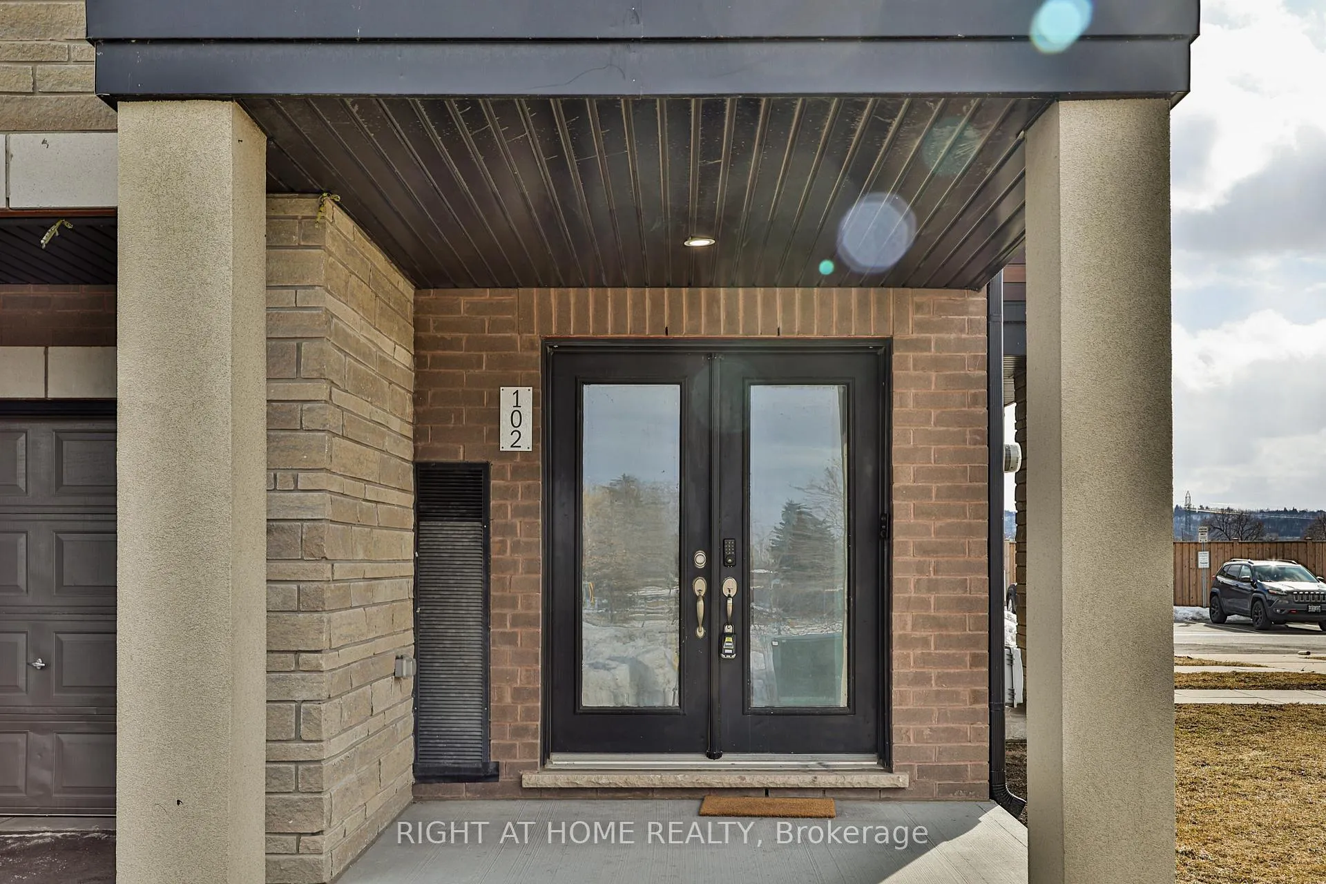Photo 4 of Unit 102, 590 North Service Road, Hamilton, Lakeshore — HOMEH