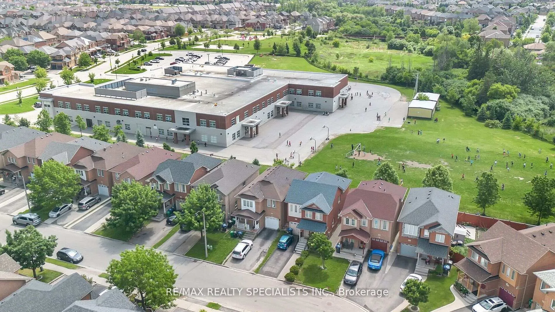 Photo 3 of 48 Ridgefield Court, Brampton, Vales of Castlemore — HOMEH