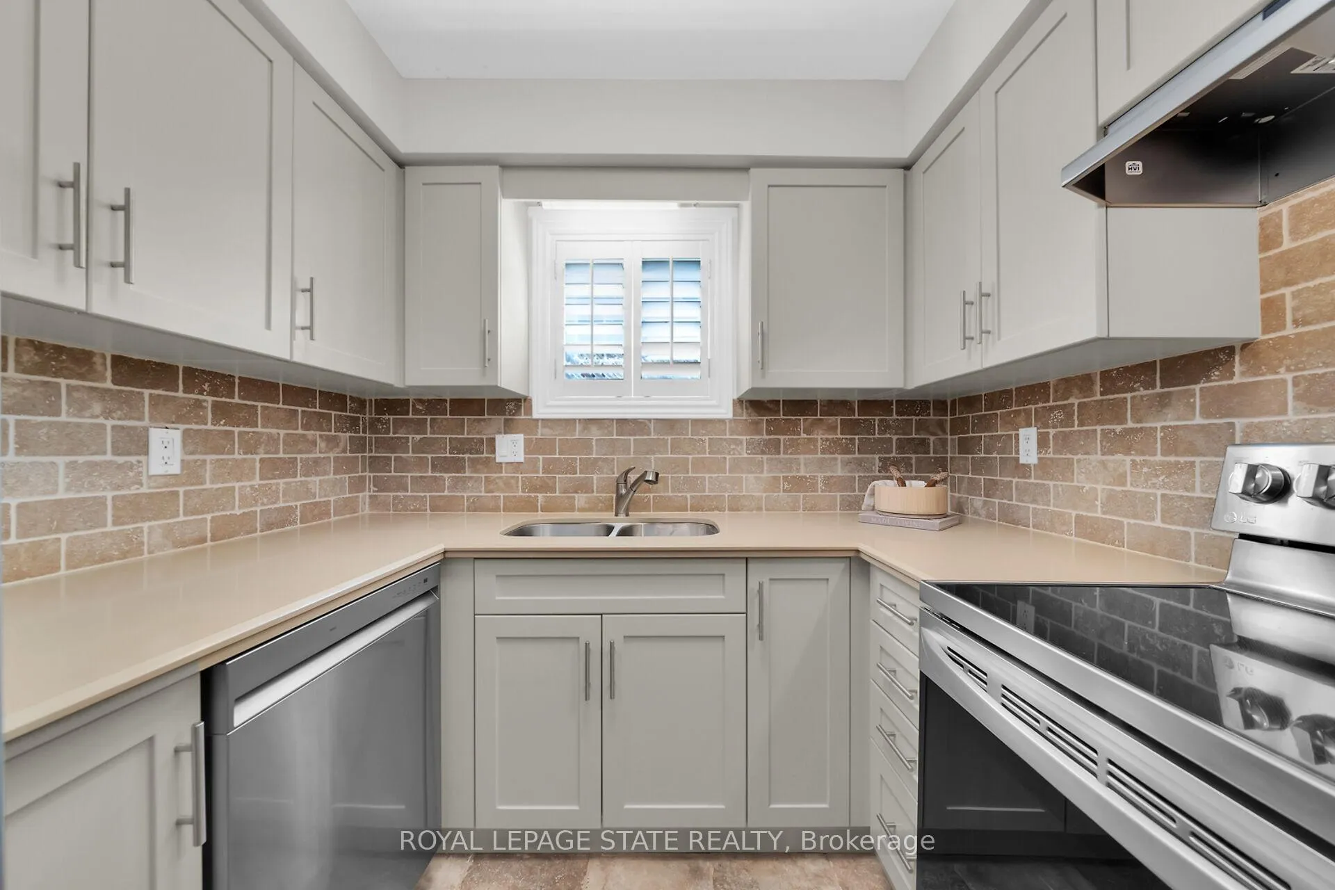 Photo 16 of 49 Morwick Drive, Hamilton, Ancaster — HOMEH