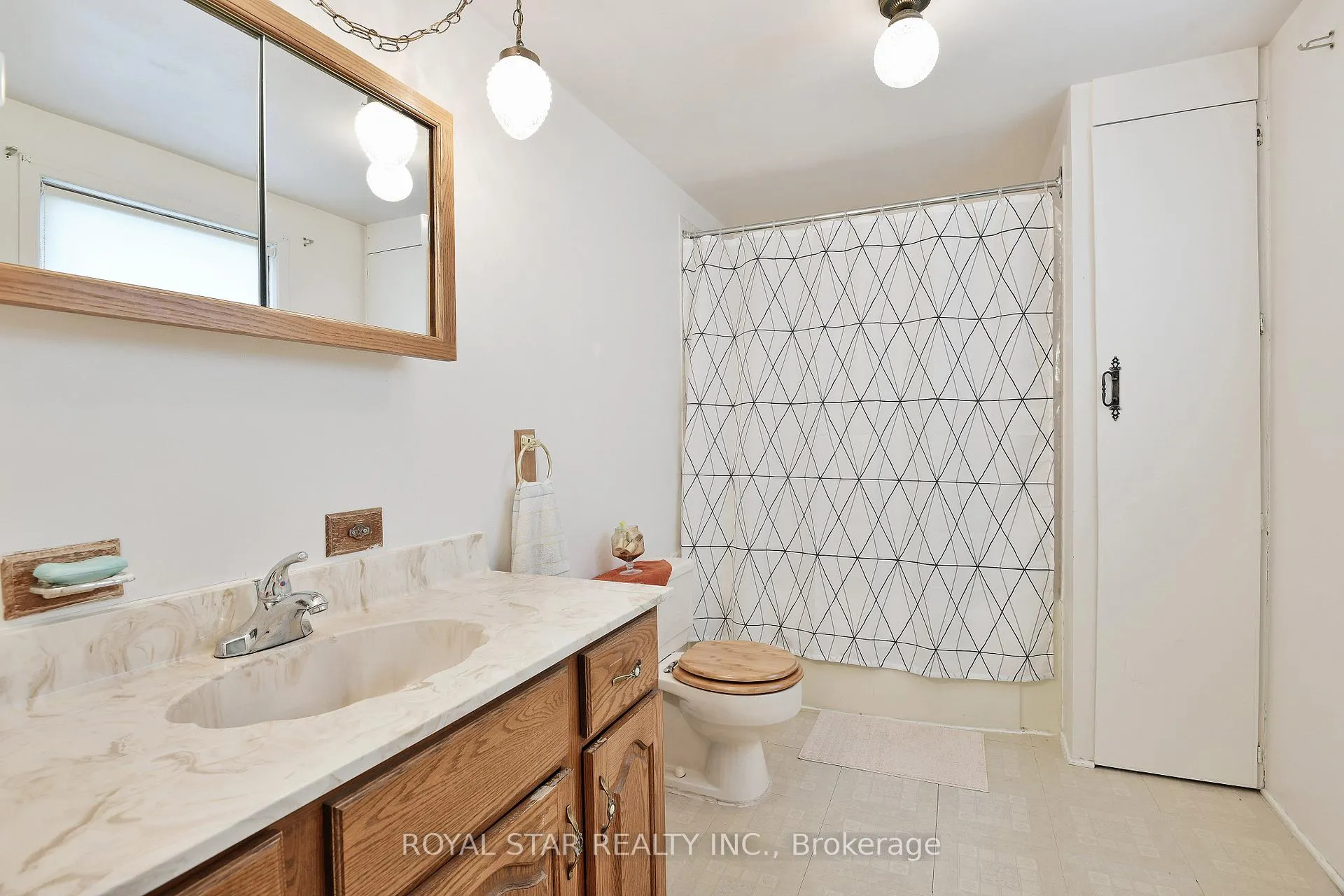 Photo 20 of 84 St Claire Avenue, Ottawa, Meadowlands/St. Claire Gardens — HOMEH