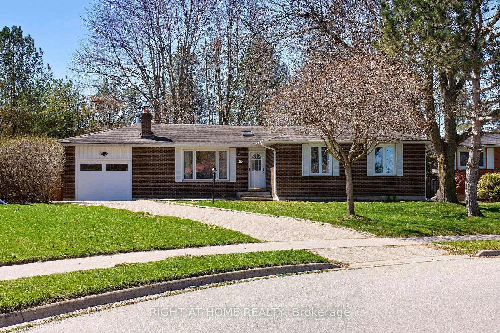 Photo 1 of 17 Oak Street, New Tecumseth, Alliston — HOMEH