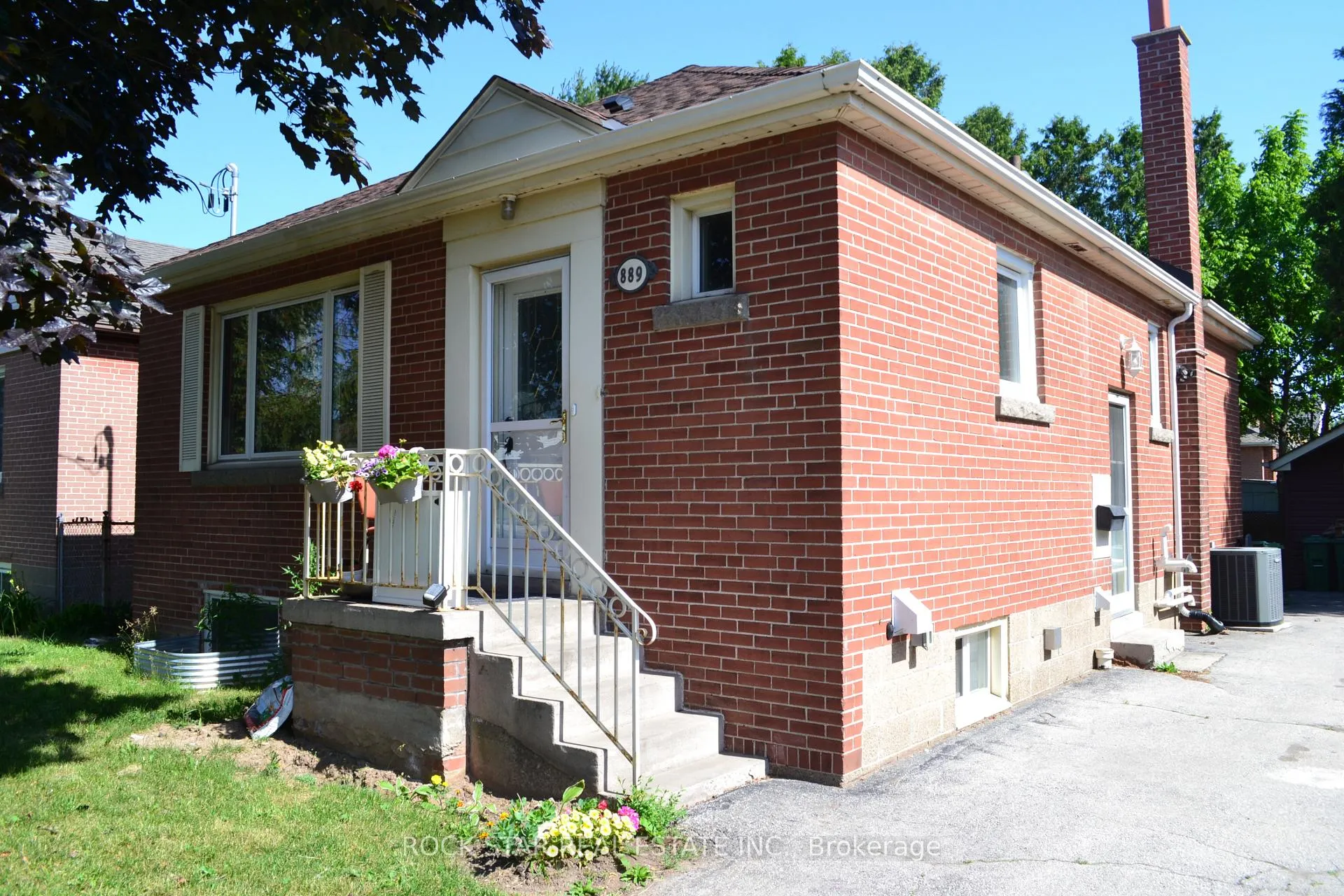 Front of 889 Fennell Avenue E