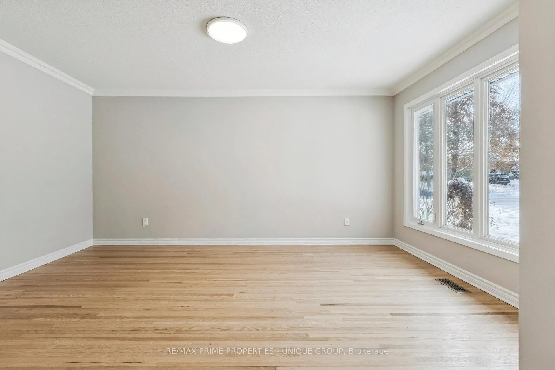 Photo 5 of 520 Teakwood Drive, Waterloo — HOMEH