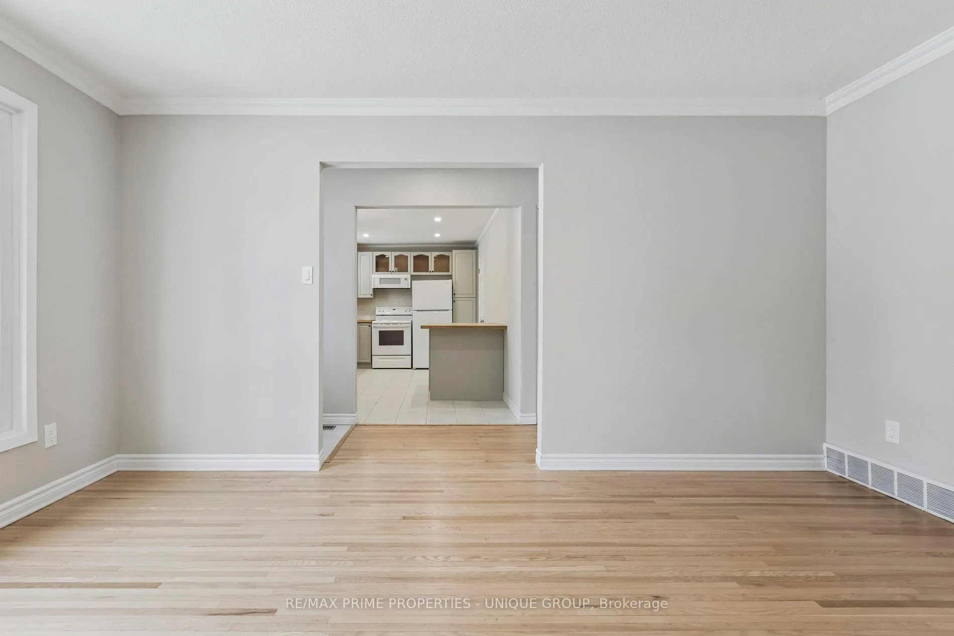 Photo 10 of 520 Teakwood Drive, Waterloo — HOMEH