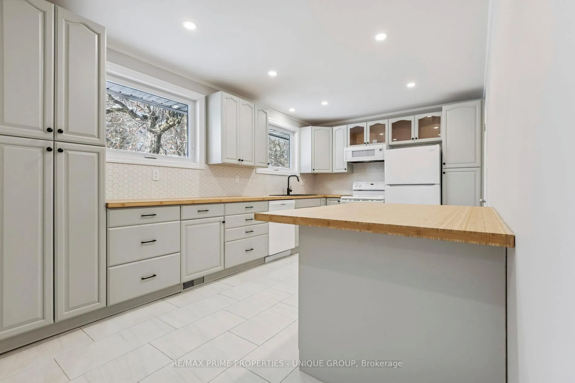 Photo 12 of 520 Teakwood Drive, Waterloo — HOMEH