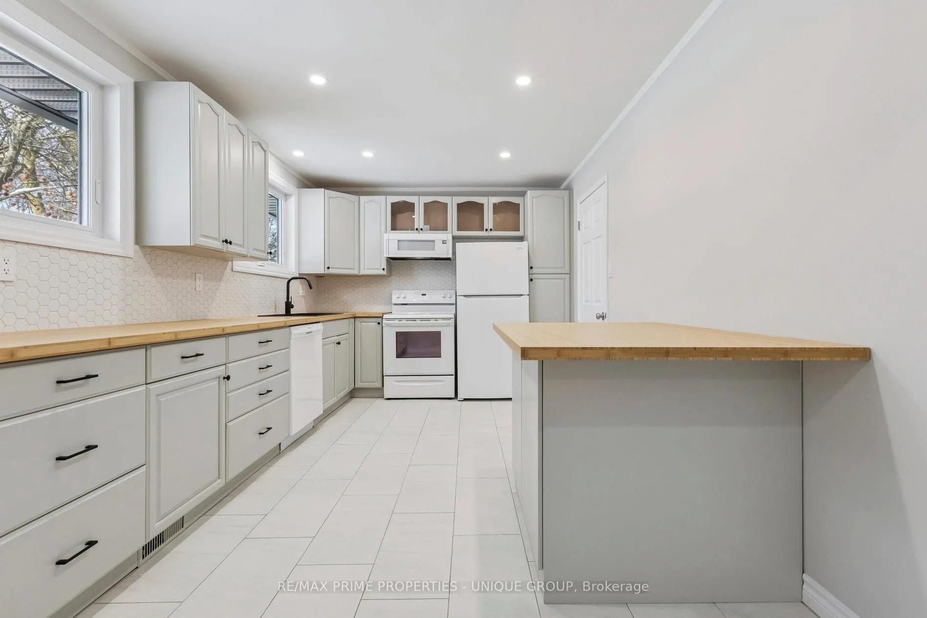 Photo 13 of 520 Teakwood Drive, Waterloo — HOMEH