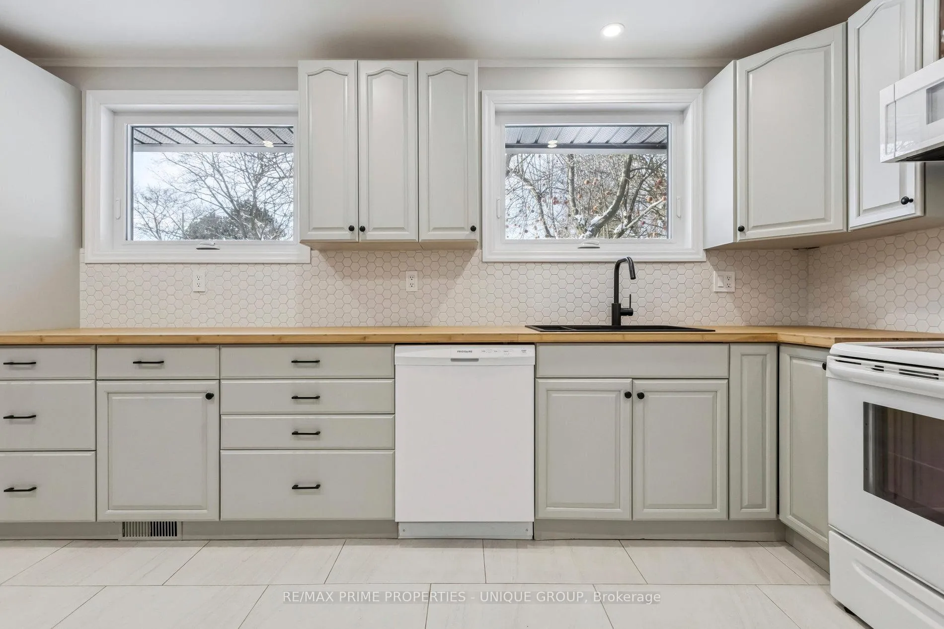 Photo 14 of 520 Teakwood Drive, Waterloo — HOMEH