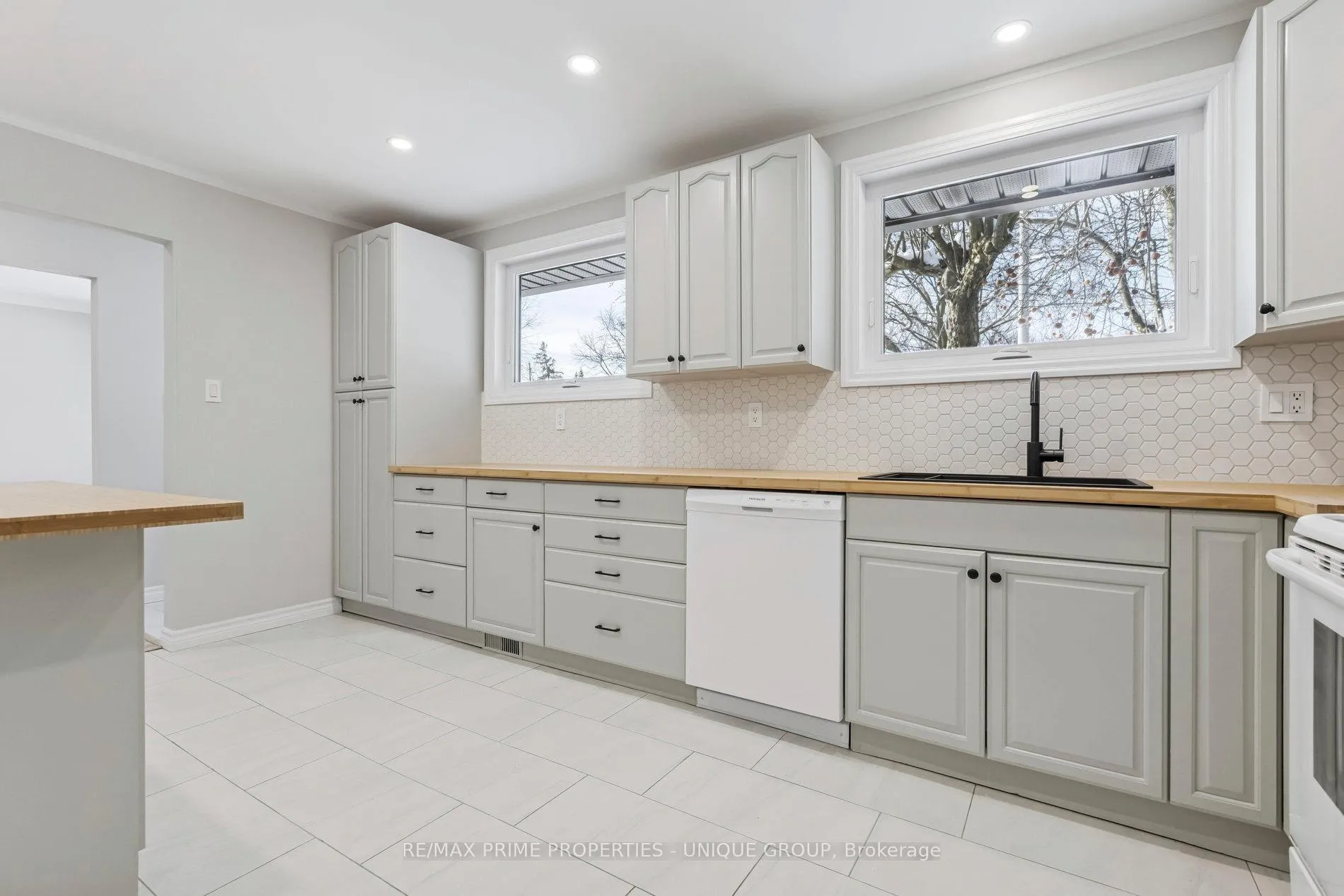 Photo 15 of 520 Teakwood Drive, Waterloo — HOMEH