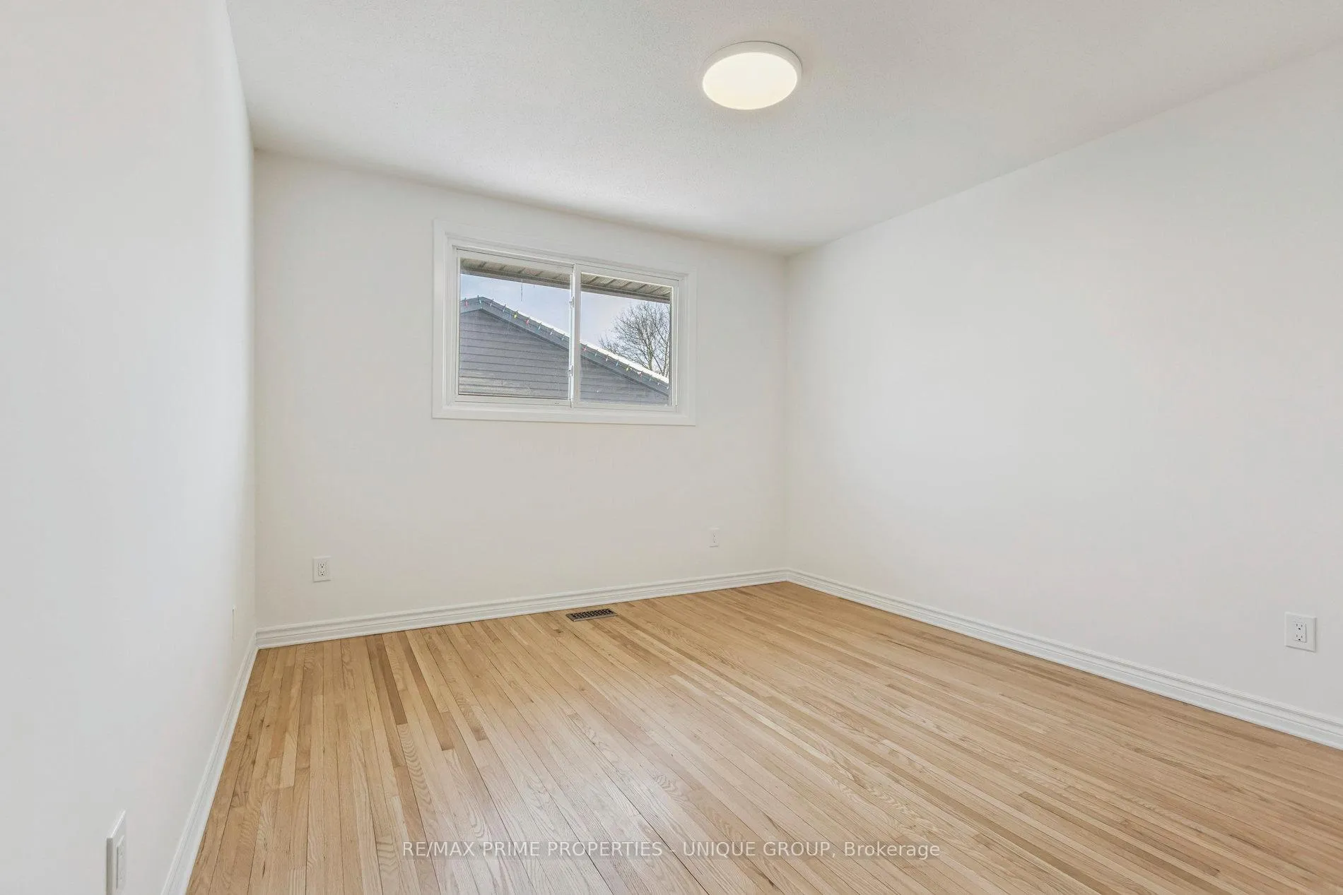 Photo 16 of 520 Teakwood Drive, Waterloo — HOMEH