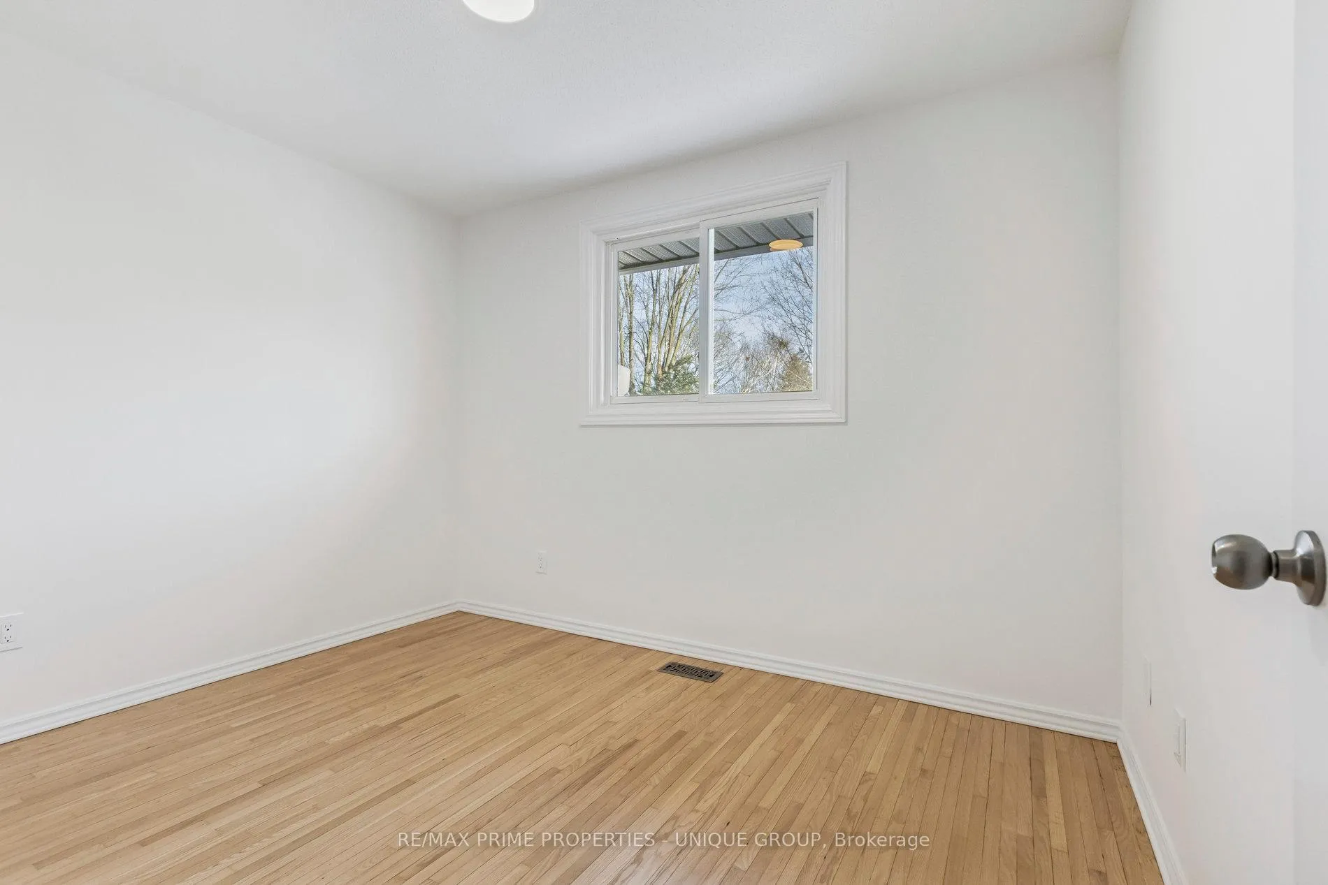 Photo 23 of 520 Teakwood Drive, Waterloo — HOMEH