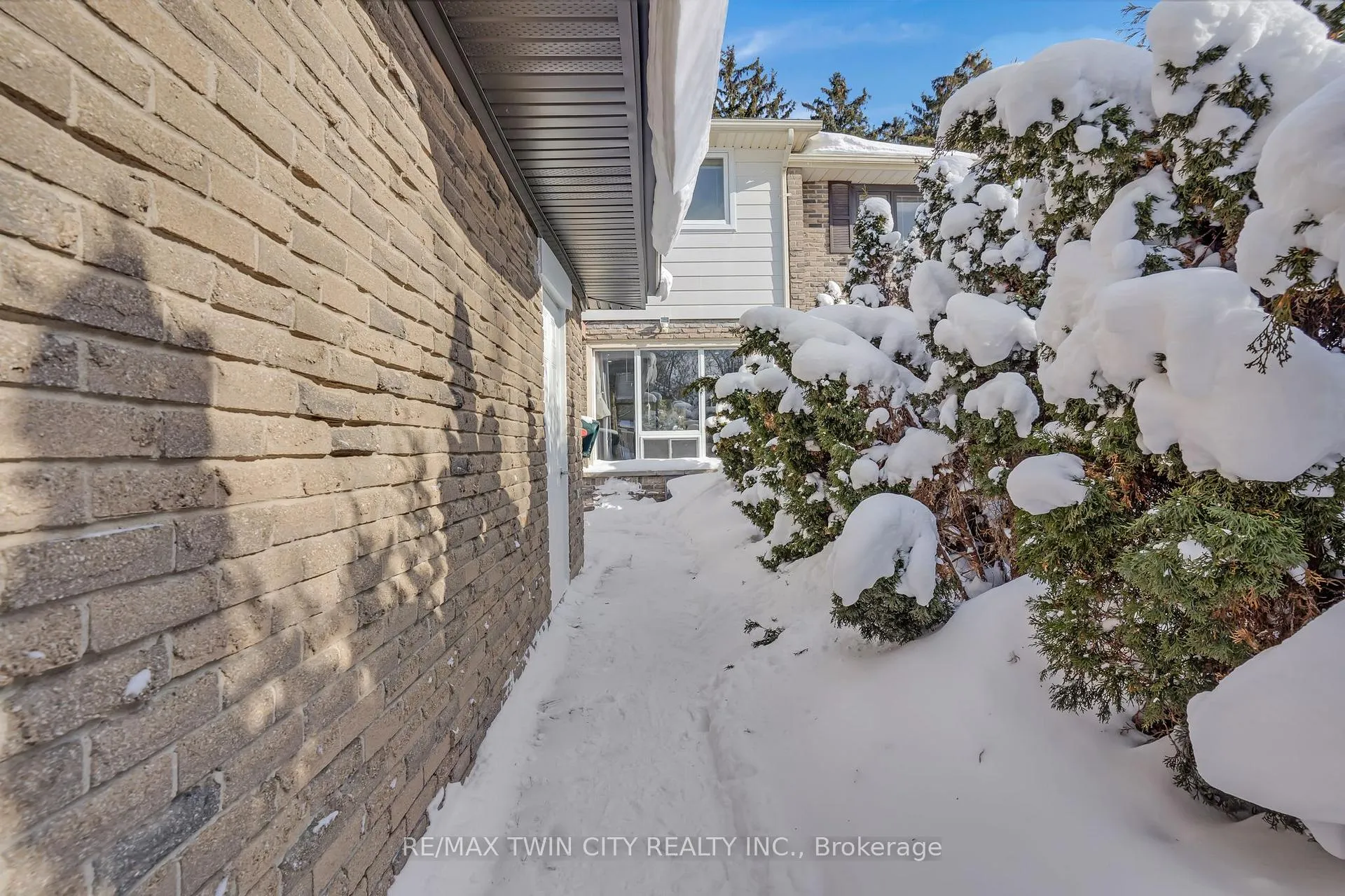 Photo 3 of 22 Ralgreen Crescent, Kitchener — HOMEH