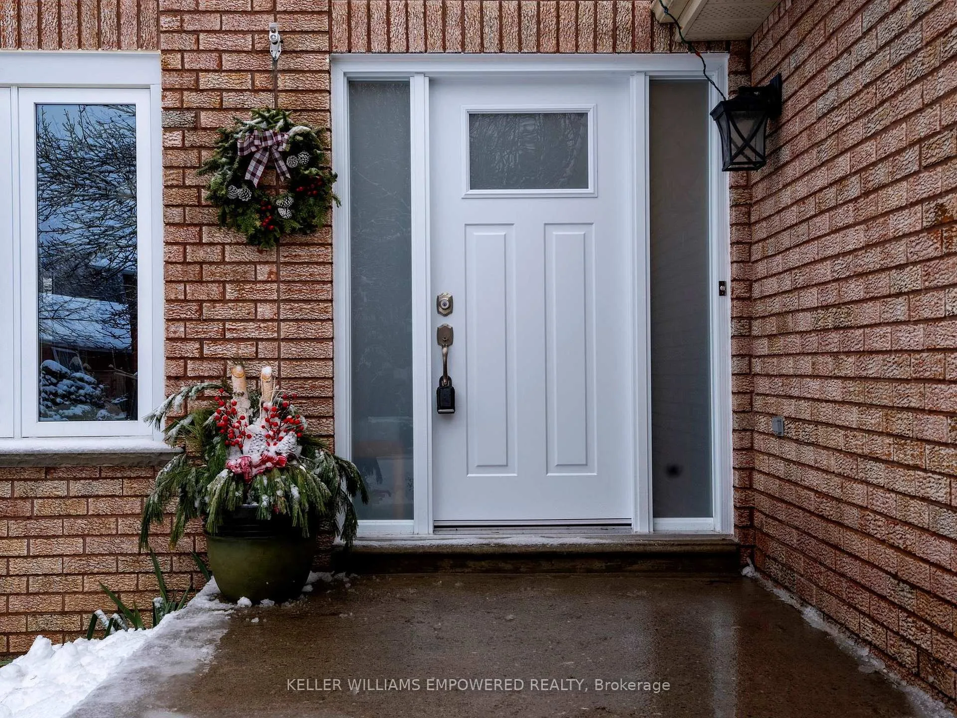 Photo 2 of 61 Gilbank Drive, Aurora, Aurora Heights — HOMEH