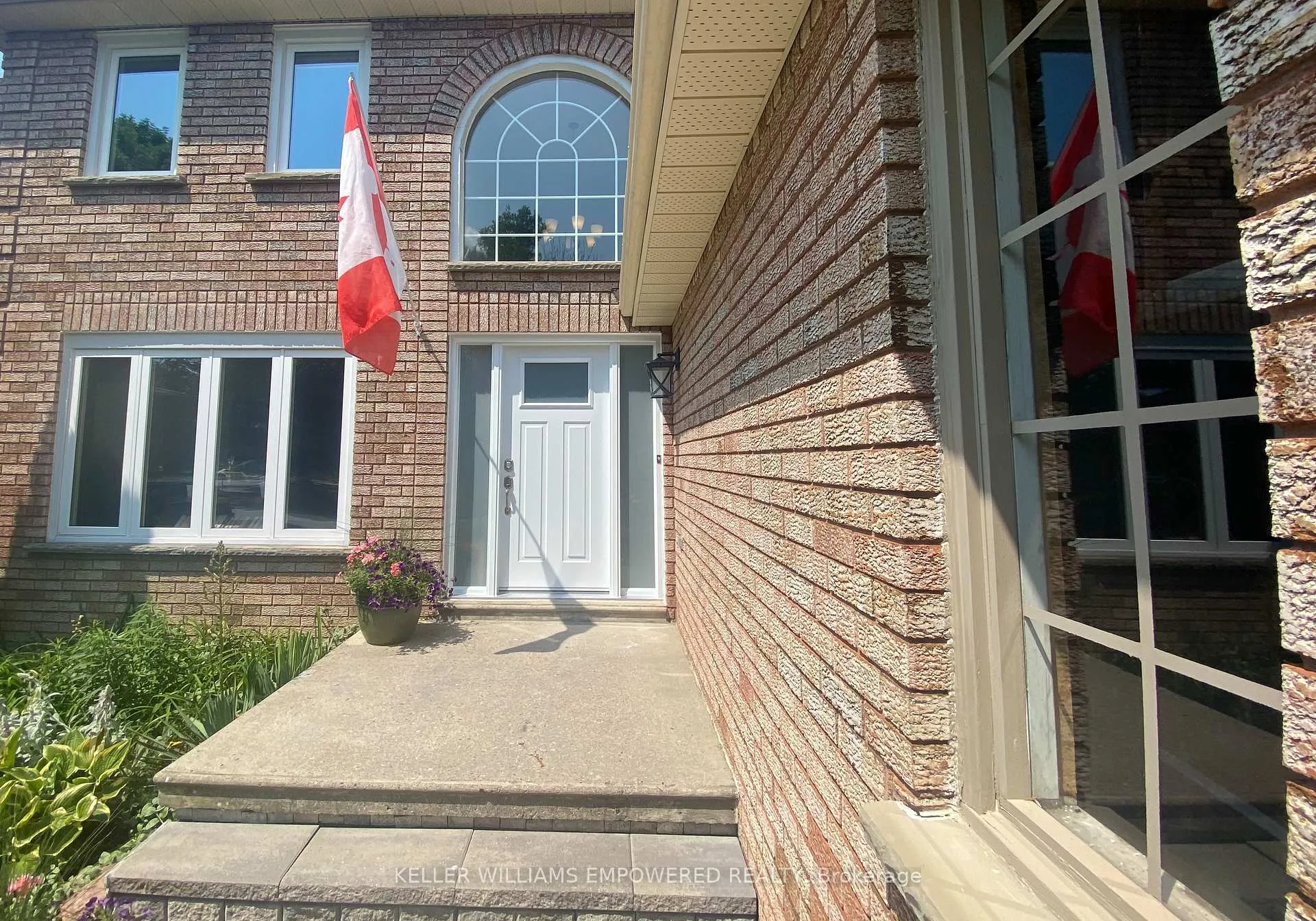 Photo 5 of 61 Gilbank Drive, Aurora, Aurora Heights — HOMEH