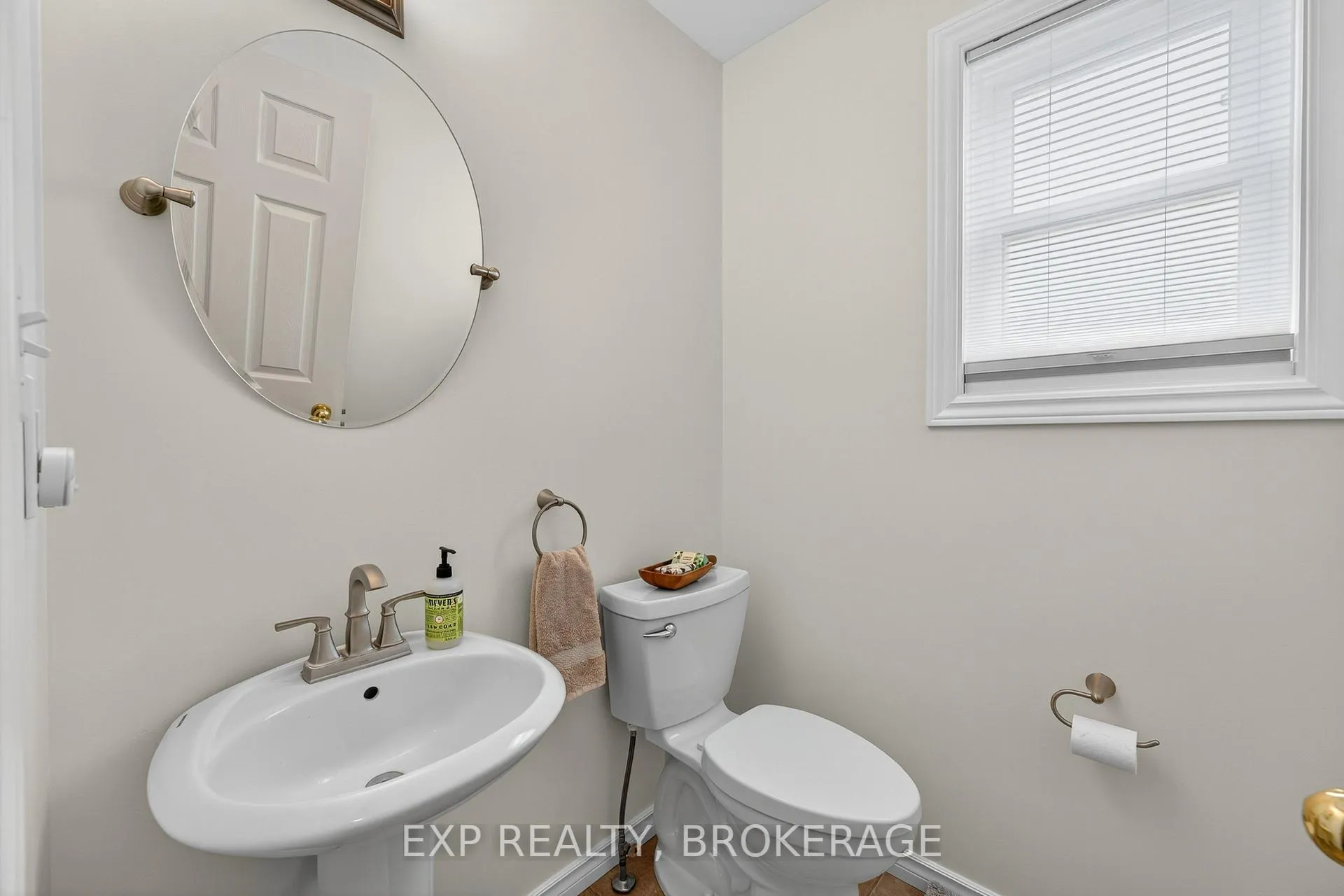 Photo 5 of 550 Barnsley Crescent, Kingston, City Southwest — HOMEH
