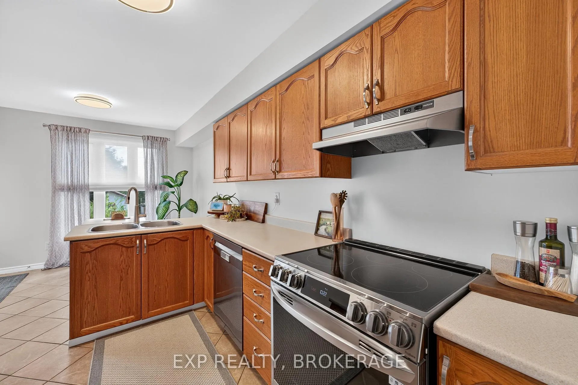 Photo 11 of 550 Barnsley Crescent, Kingston, City Southwest — HOMEH