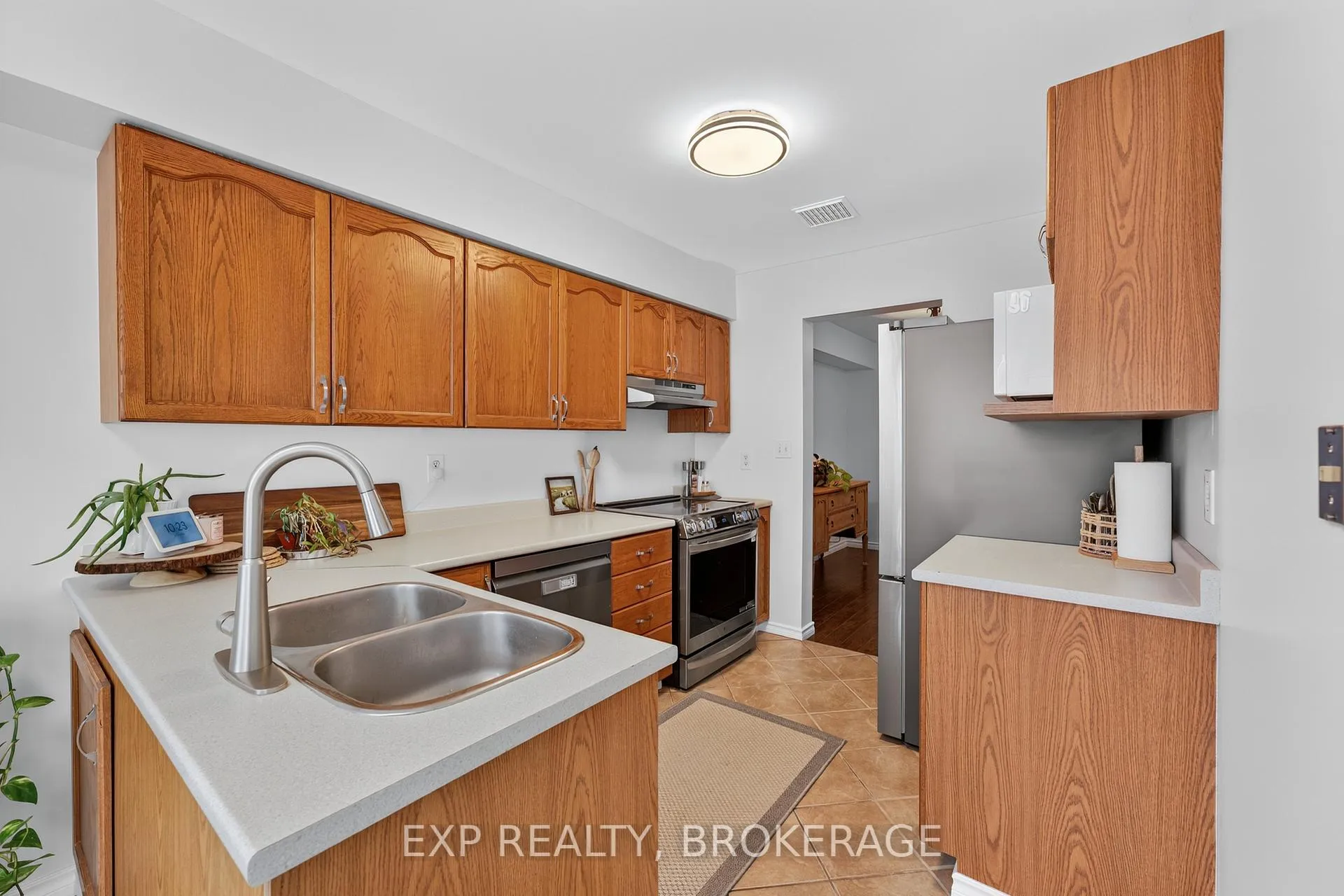 Photo 12 of 550 Barnsley Crescent, Kingston, City Southwest — HOMEH