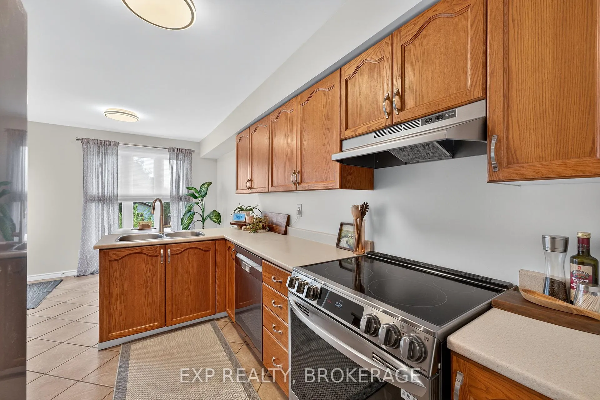 Photo 13 of 550 Barnsley Crescent, Kingston, City Southwest — HOMEH