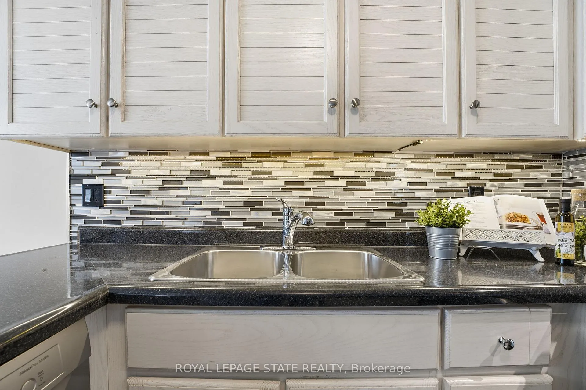 Photo 5 of Unit 5E, 67 Caroline Street S, Hamilton, Durand — HOMEH