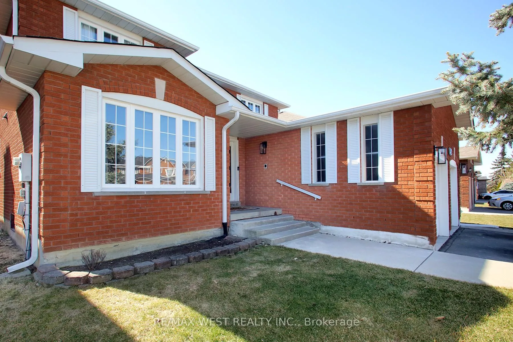 Photo 2 of 142 Father Ermanno Crescent, Vaughan, East Woodbridge — HOMEH