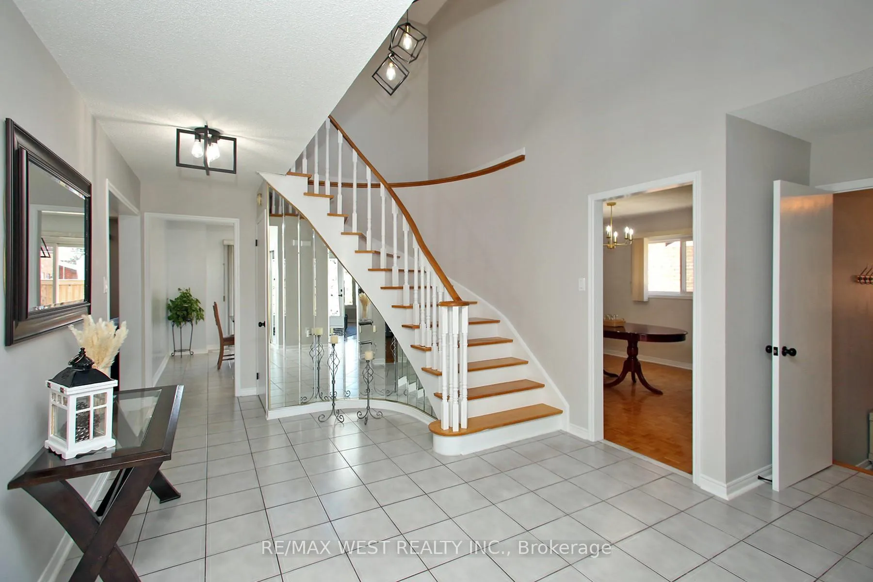 Photo 4 of 142 Father Ermanno Crescent, Vaughan, East Woodbridge — HOMEH