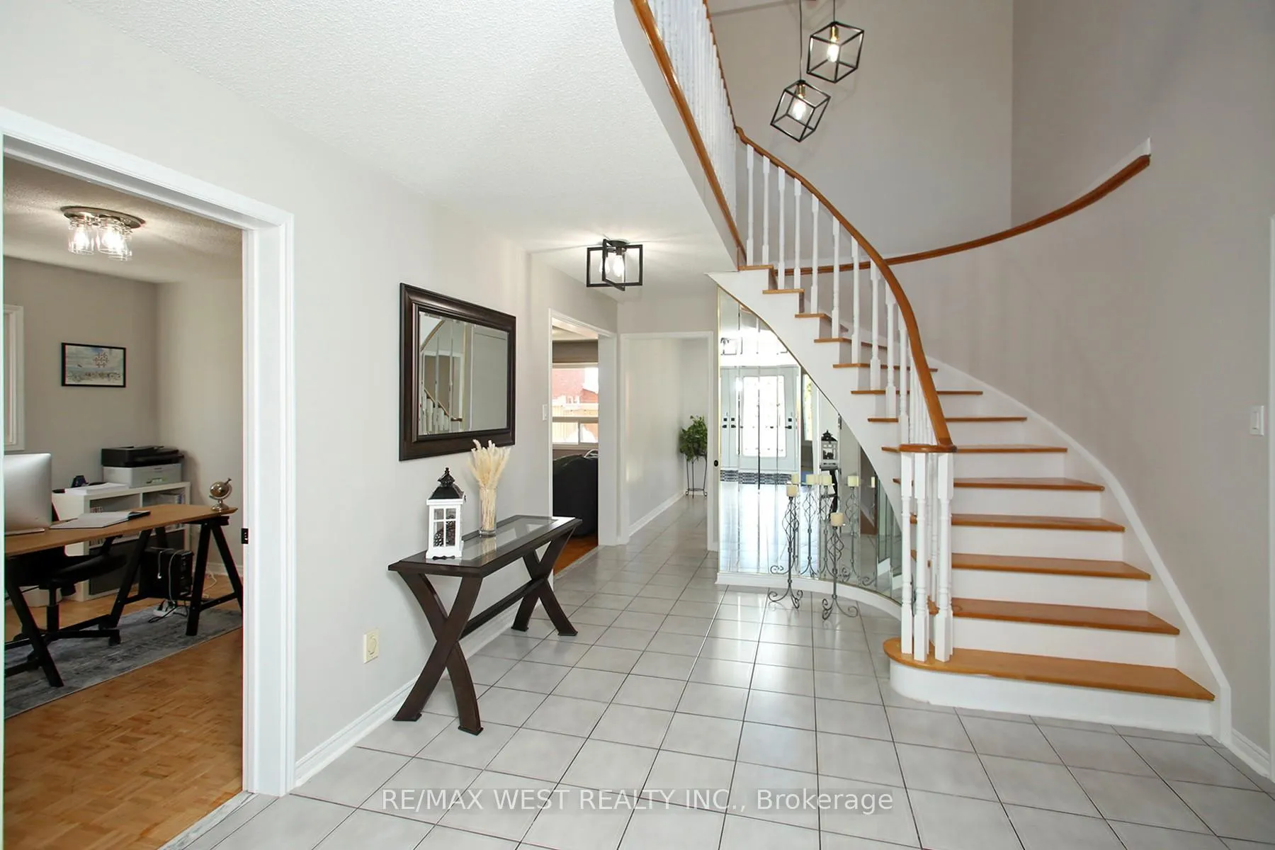 Photo 5 of 142 Father Ermanno Crescent, Vaughan, East Woodbridge — HOMEH