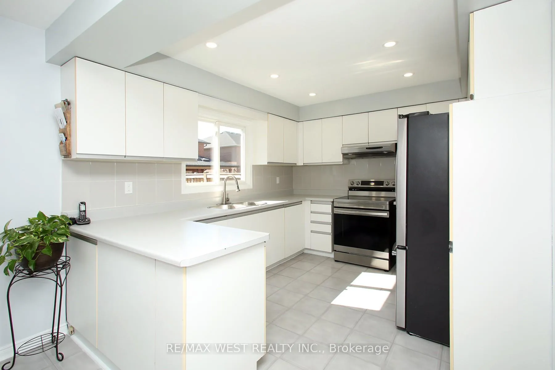 Photo 10 of 142 Father Ermanno Crescent, Vaughan, East Woodbridge — HOMEH